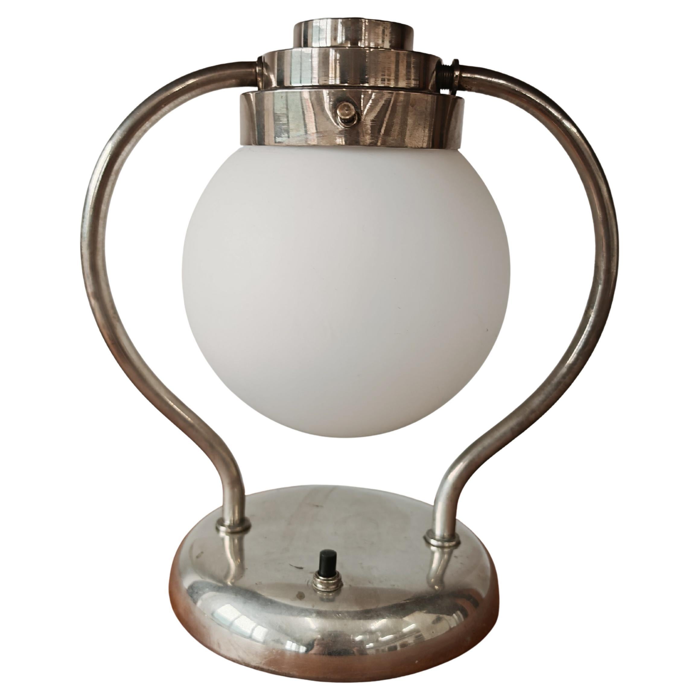 Art Deco Tischlampe mit Opalglas-Kugelschirm und verchromtem Standfuß, Deutschland 1930