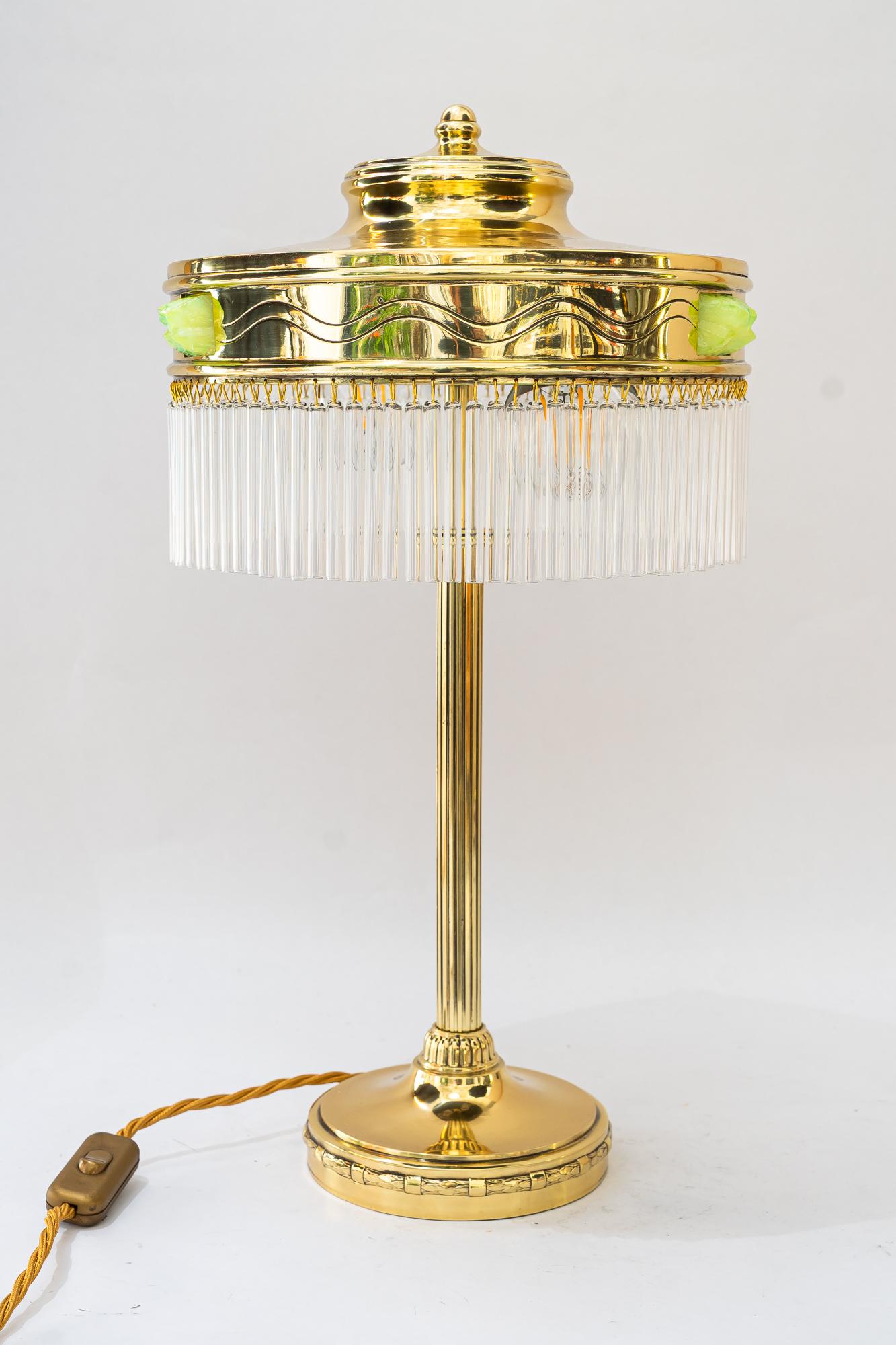 Art Deco Tischlampe mit original Opalglas Steinen Wien um 1920
Messing poliert und emailliert
Original Opalglassteine
Die Glasstäbe werden ersetzt (neu)