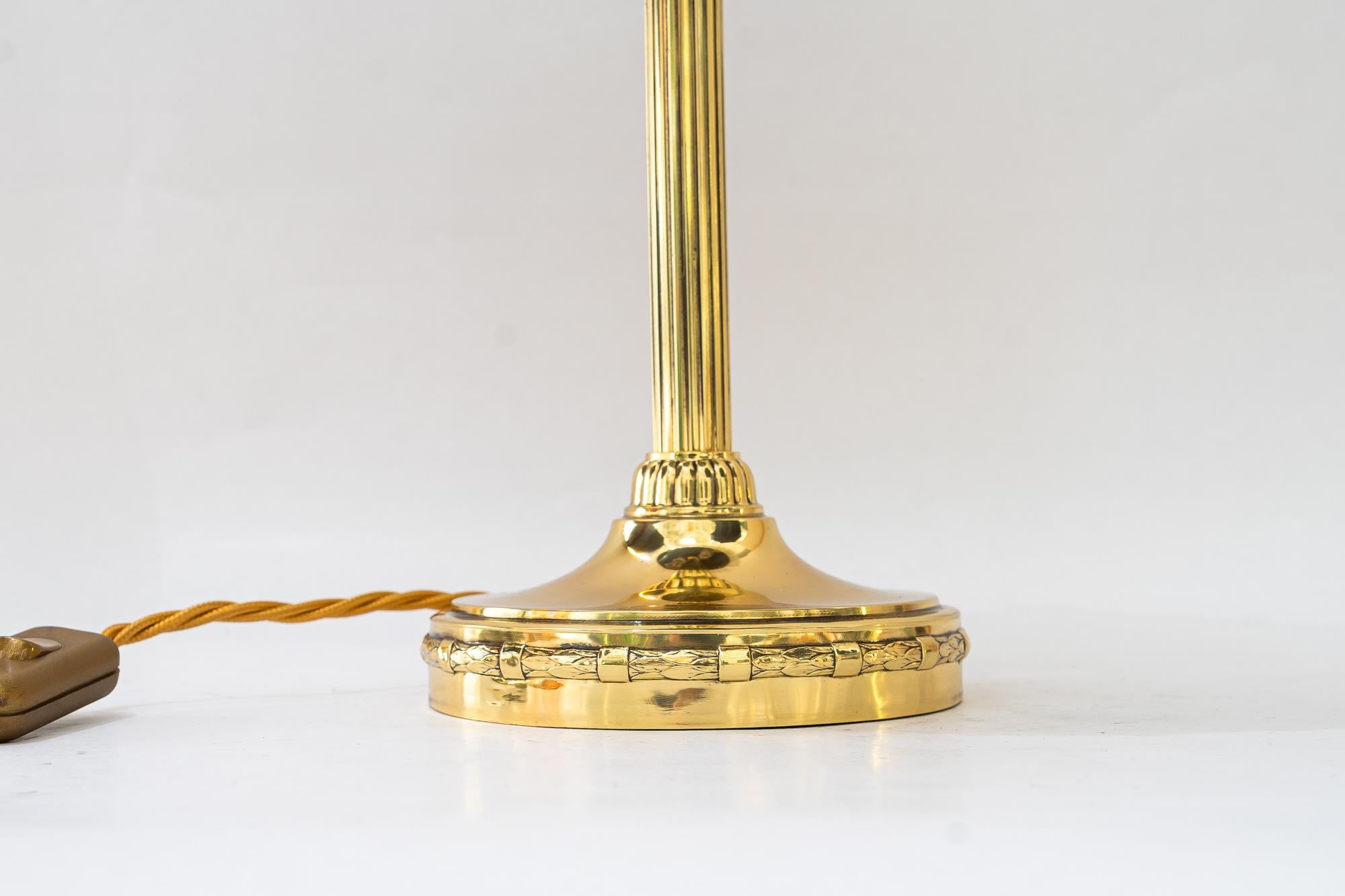 Art Deco Tischlampe mit original Opalglas Steinen Wien um 1920 (Frühes 20. Jahrhundert) im Angebot