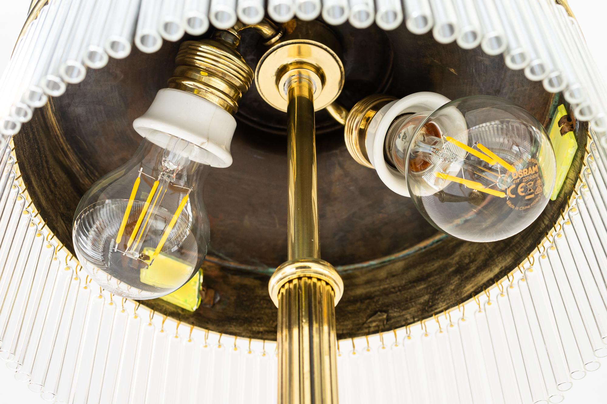 Art Deco Tischlampe mit original Opalglas Steinen Wien um 1920 (Messing) im Angebot