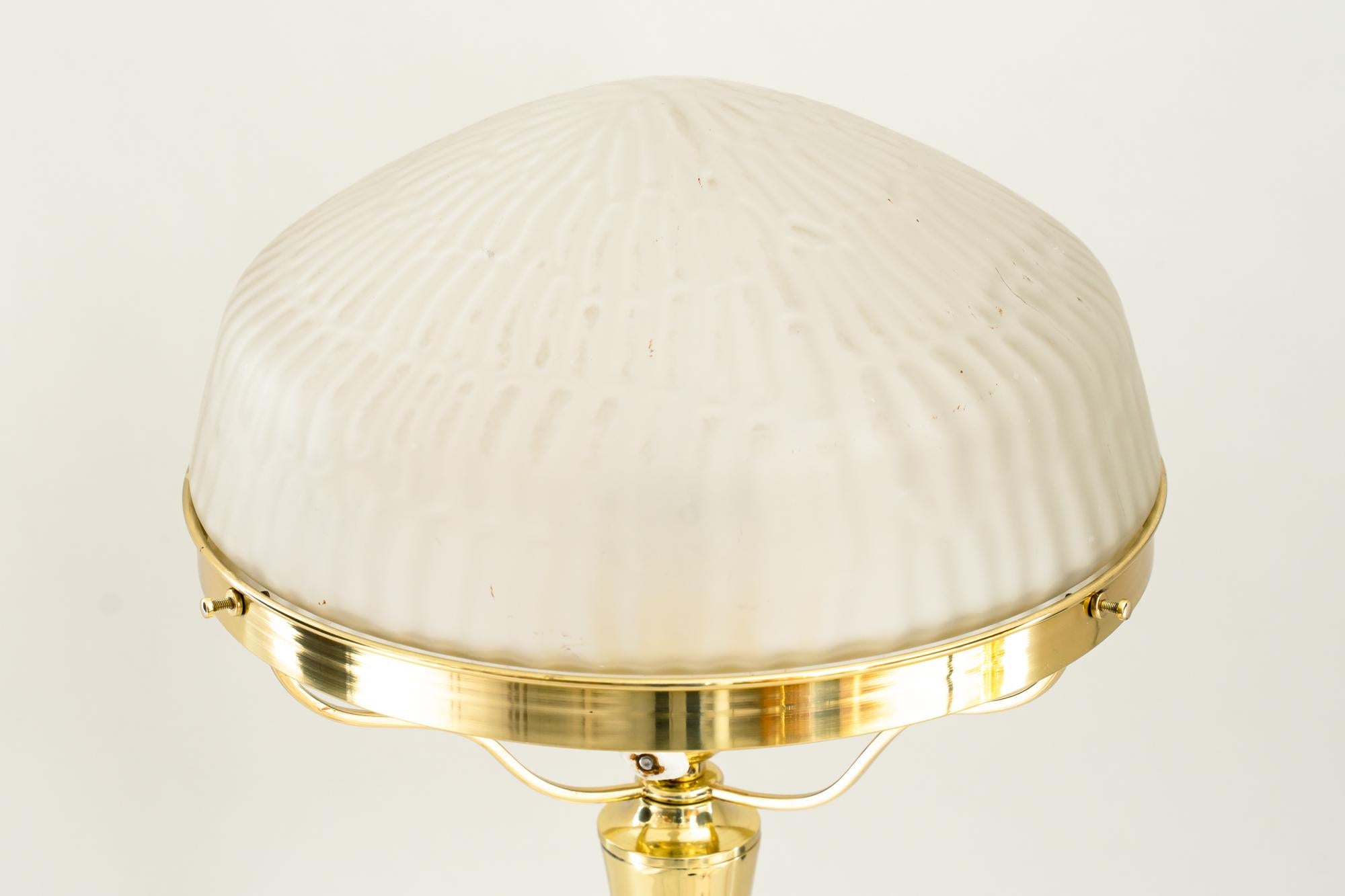 Laiton Lampe de bureau Art Déco avec abat-jour en verre d'origine vers les années 1920 en vente