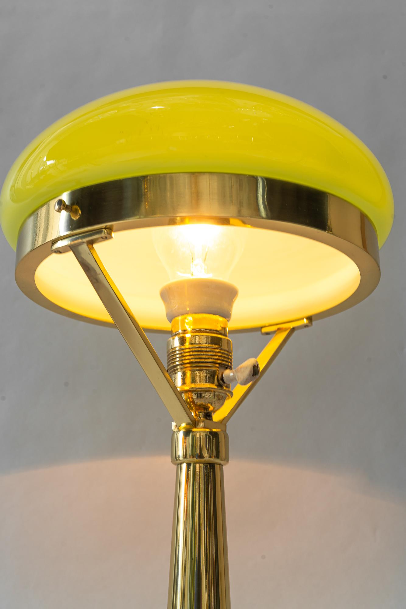 Art Deco Table lamp with original green opal glass vienna around 1920s en venta 2