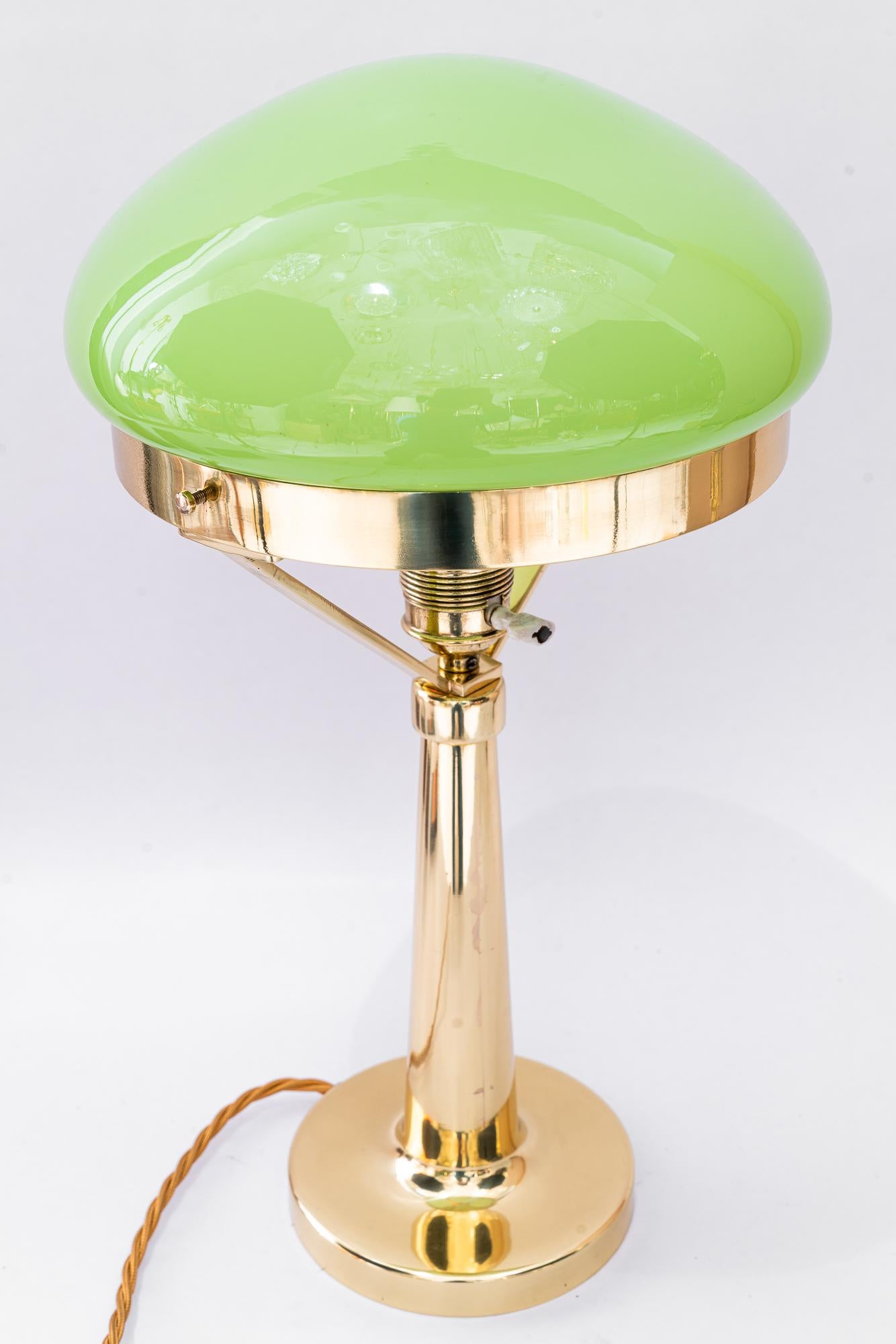 Art Deco Table lamp with original green opal glass vienna around 1920s principios del siglo XX en venta