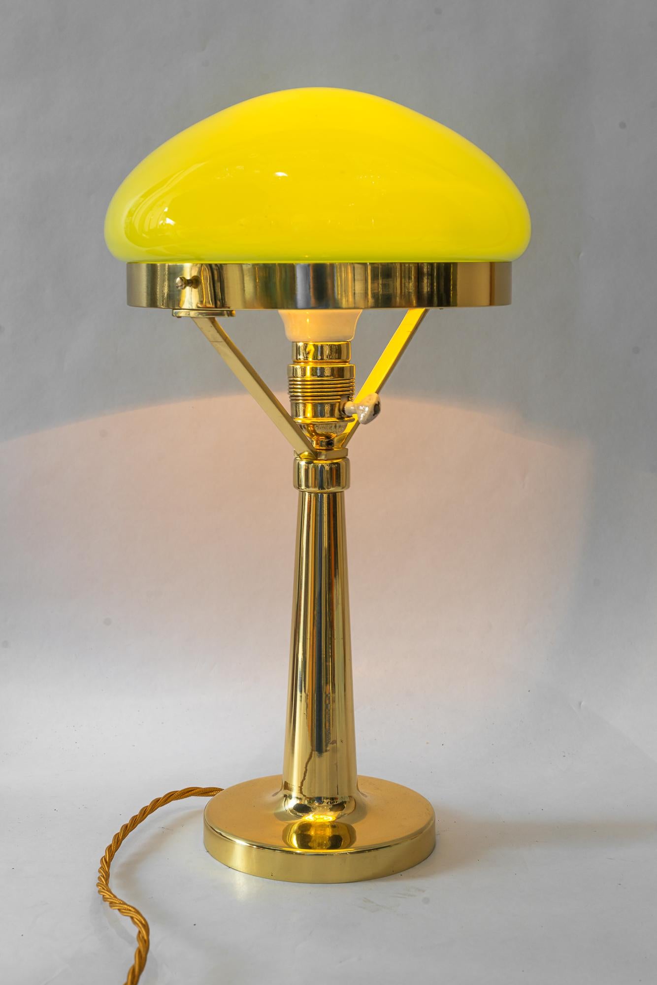 Art Deco Table lamp with original green opal glass vienna around 1920s Latón en venta