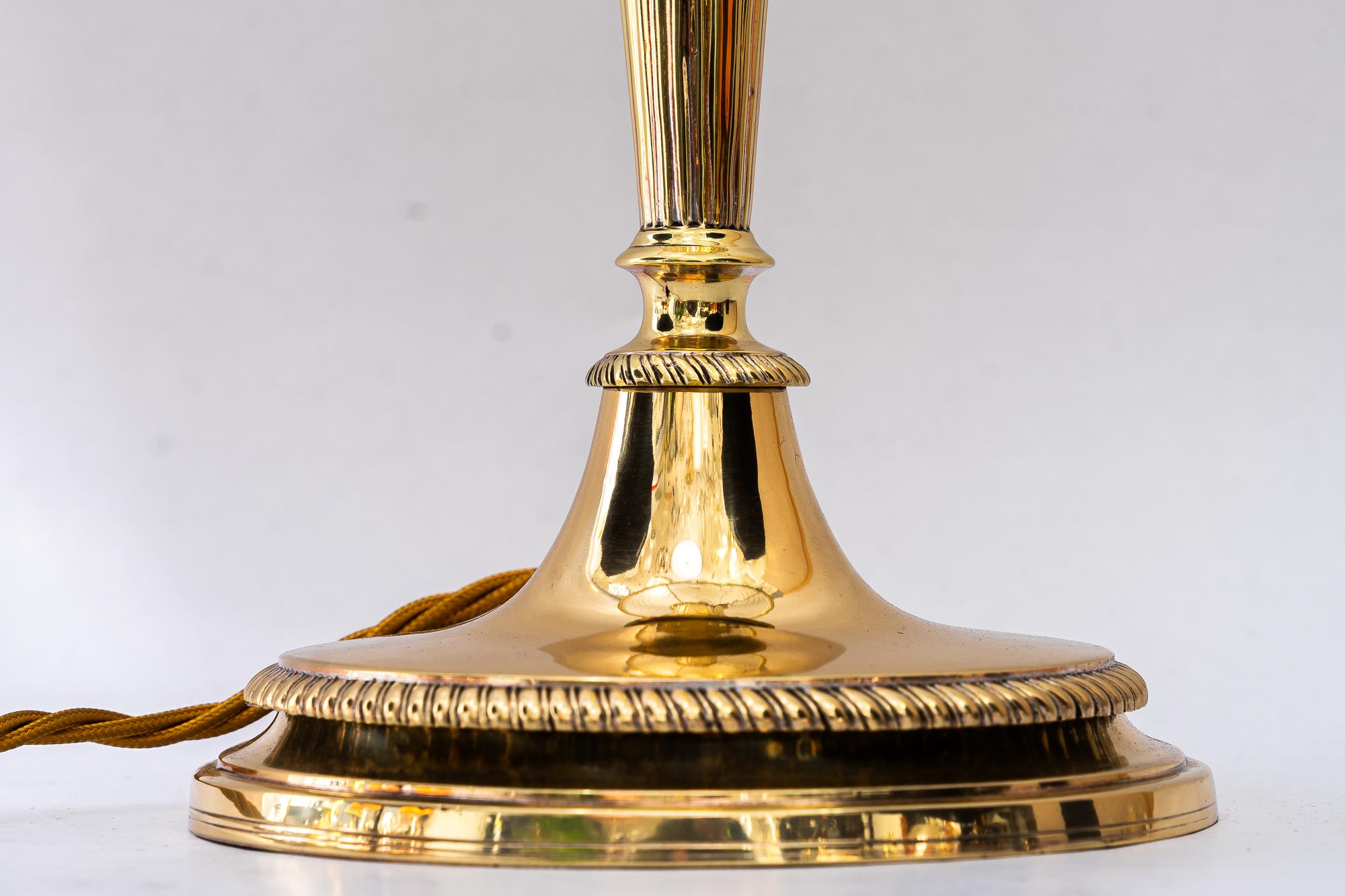 Lampe de table Art Déco avec abat-jour en verre ancien d'origine vienne vers 1920
Polis et émaillés au four