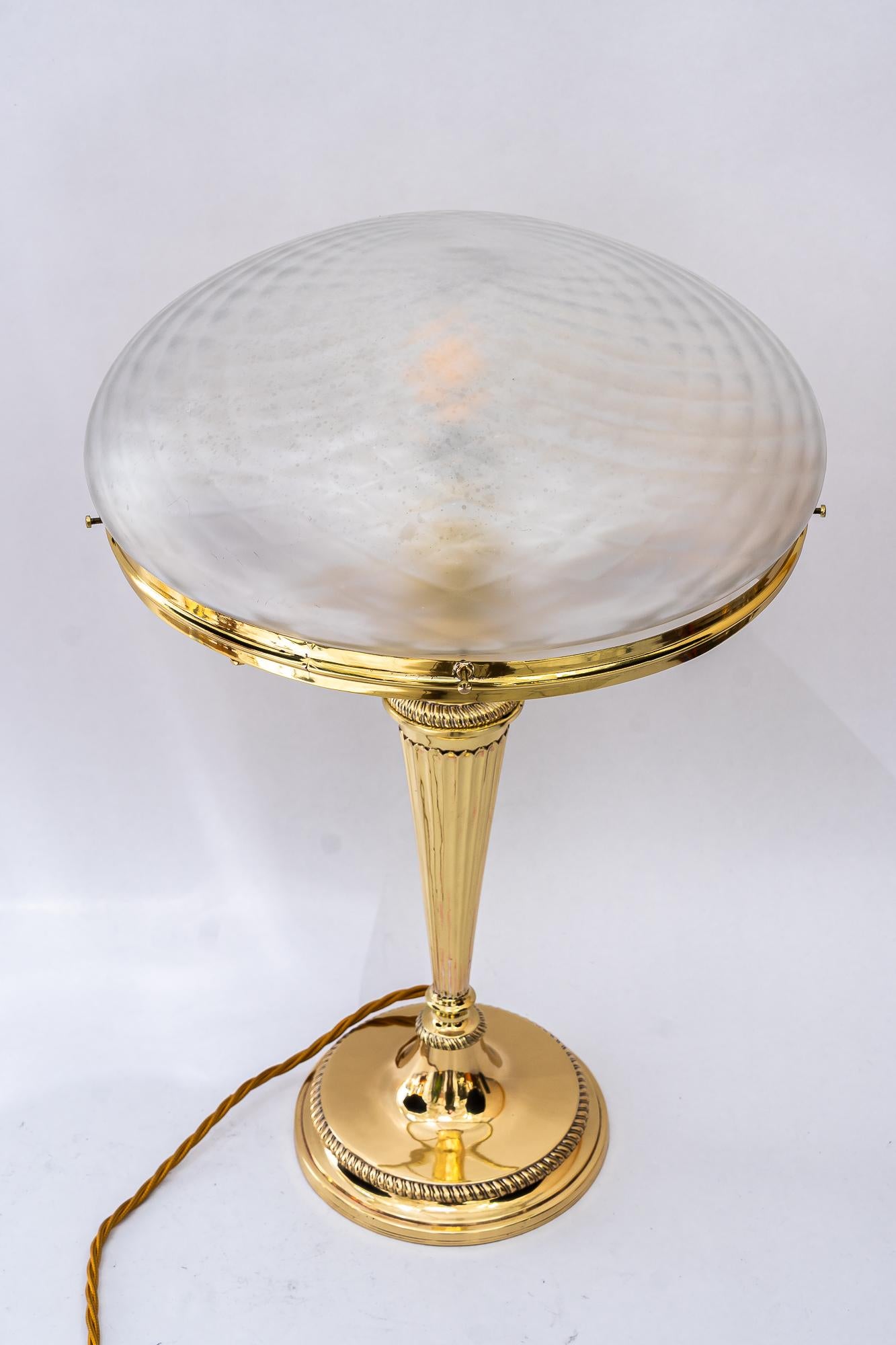 Laqué Lampe de table Art Déco avec abat-jour en verre ancien d'origine vienne vers 1920 en vente