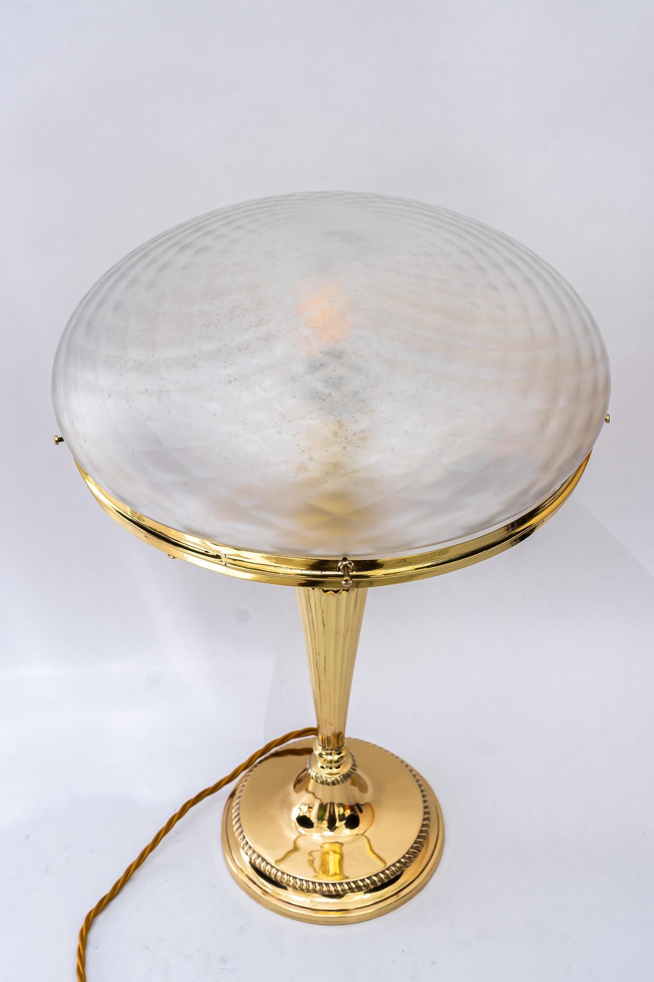 Laiton Lampe de table Art Déco avec abat-jour en verre ancien d'origine vienne vers 1920 en vente