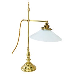 Lampada da tavolo Art Deco con paralume originale in vetro opalino di Vienna degli anni '20 circa