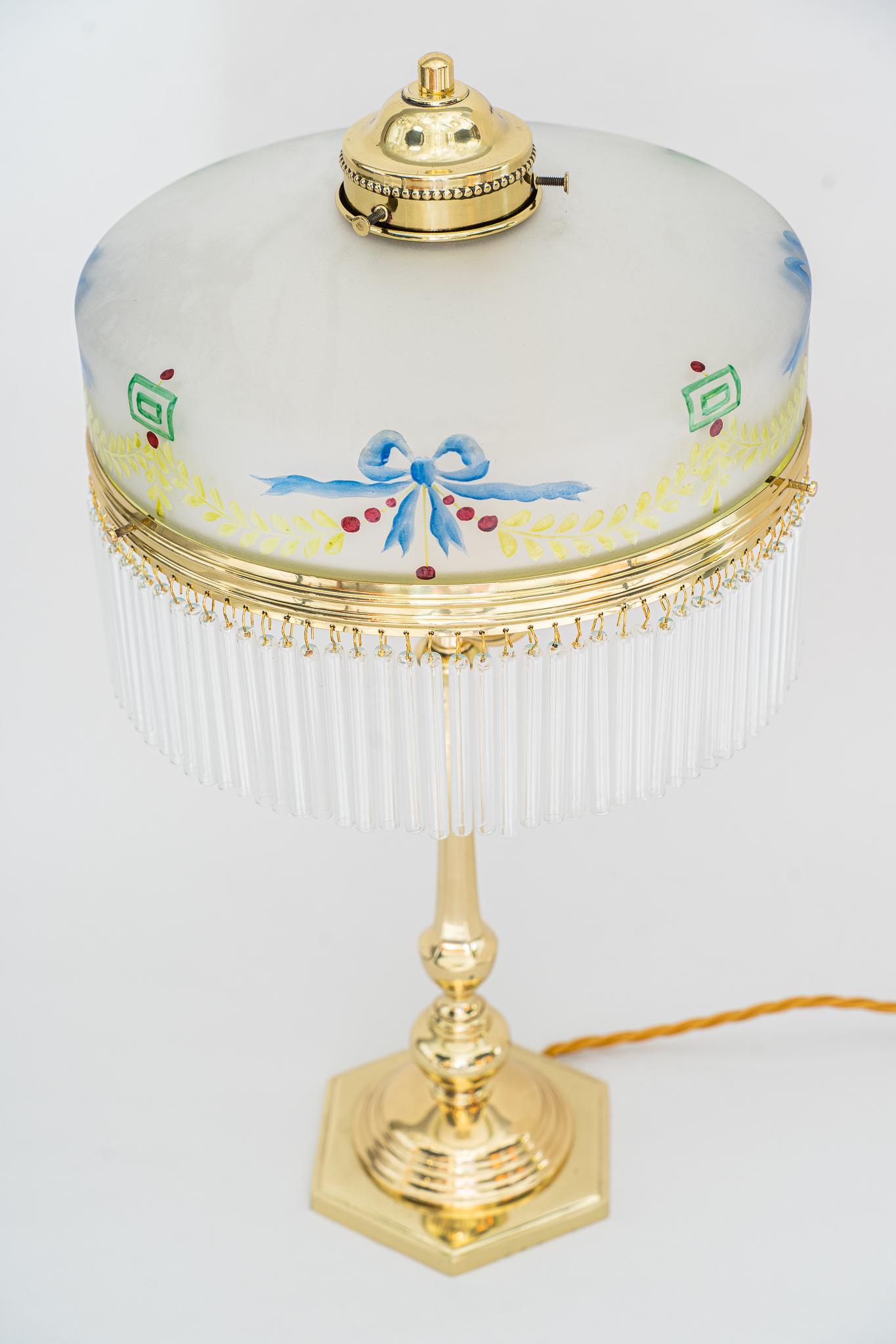 Art Deco Tischlampe mit original bemaltem Glasschirm Wien um 1920er Jahre
Messing poliert und einbrennlackiert.