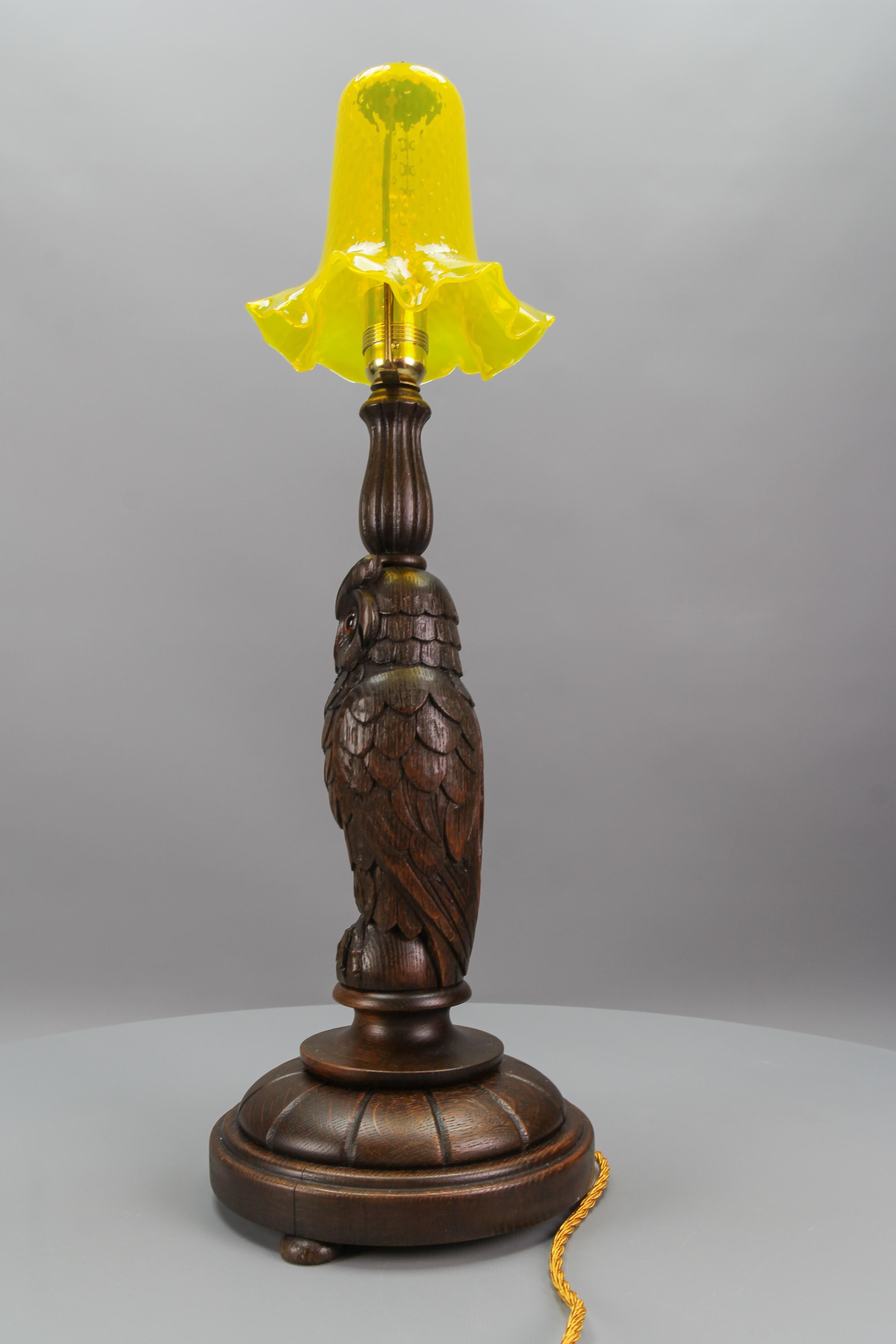 Art Deco Table Lamp with Owl Sculpture and Yellow Glass Lampshade, ca. 1920 For Sale 4