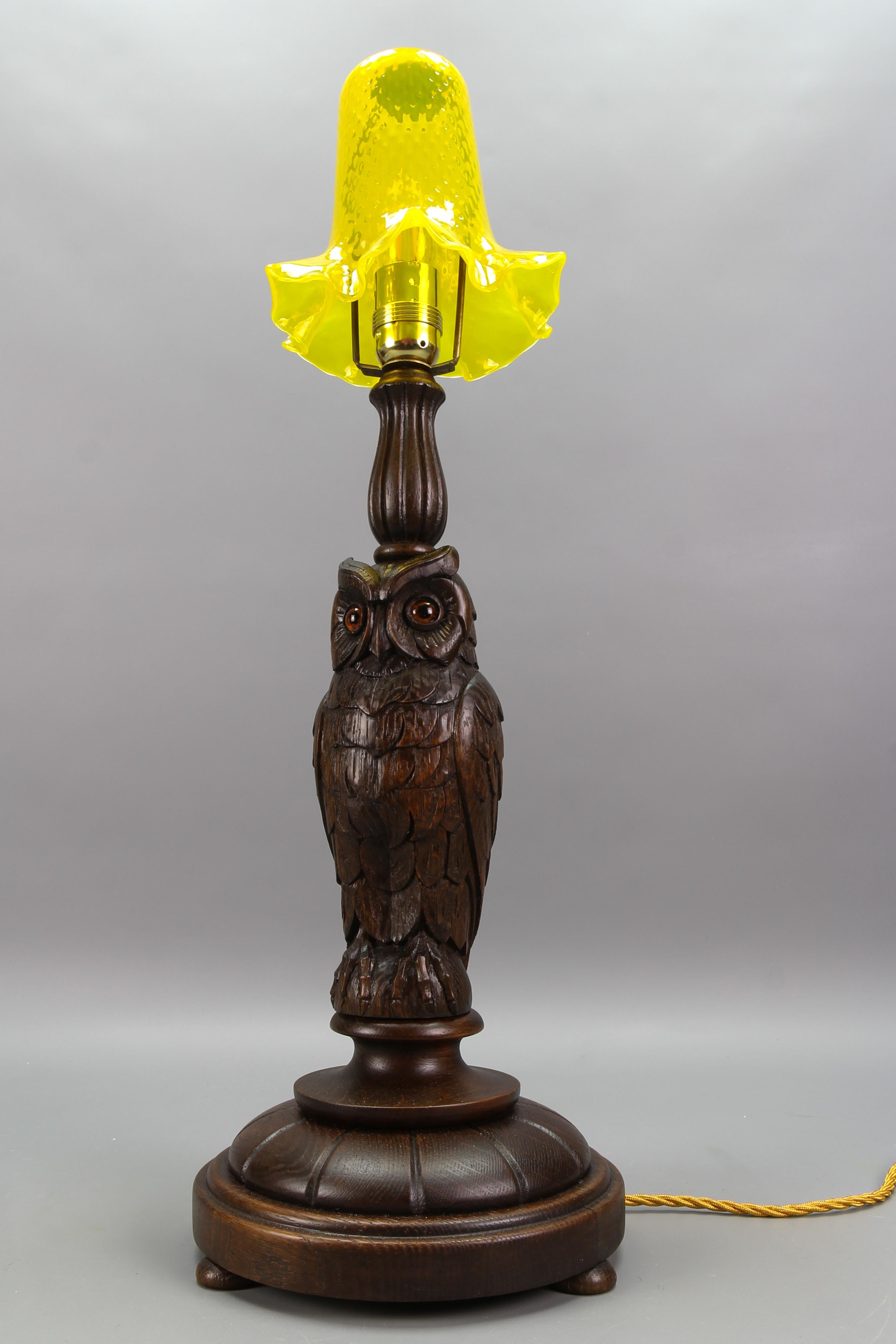 Art Deco Table Lamp with Owl Sculpture and Yellow Glass Lampshade, ca. 1920 For Sale 5