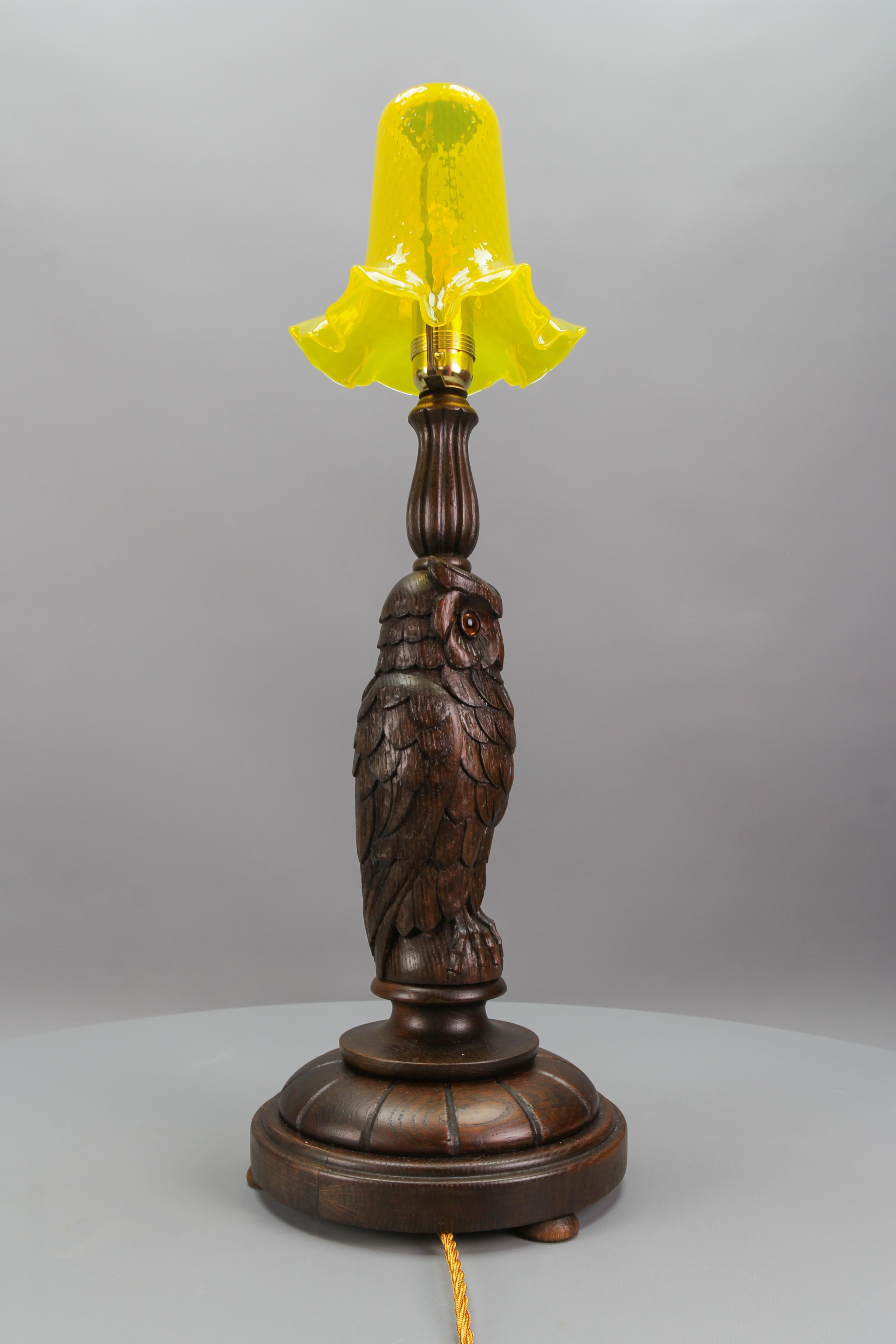 Art Deco Table Lamp with Owl Sculpture and Yellow Glass Lampshade, ca. 1920 For Sale 6