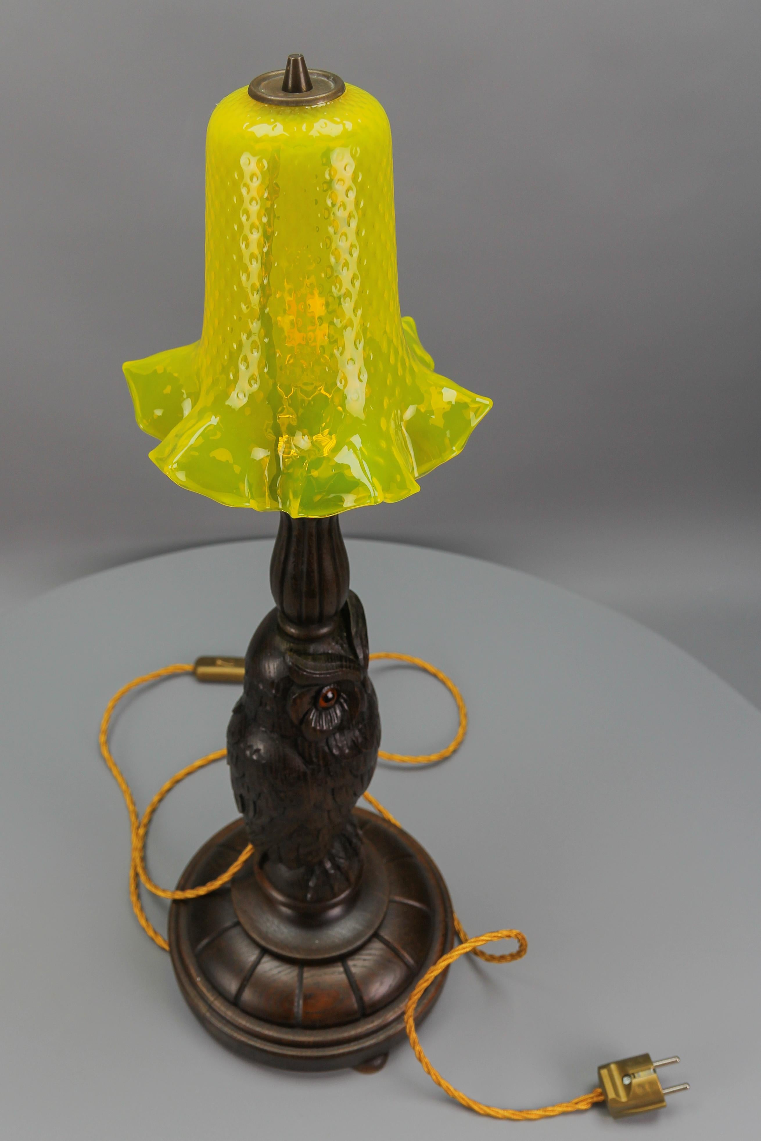 Art Deco Table Lamp with Owl Sculpture and Yellow Glass Lampshade, ca. 1920 For Sale 7