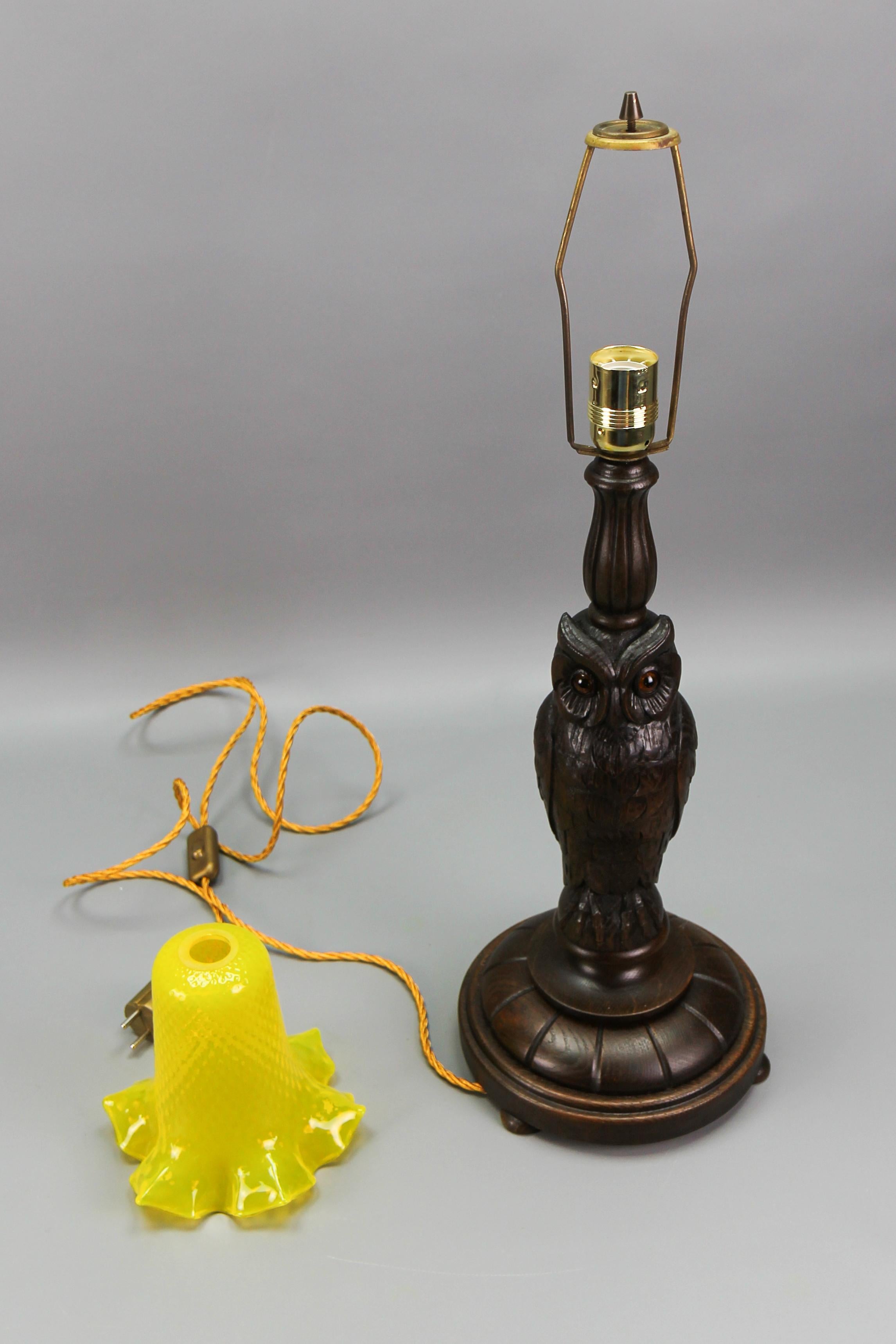 Art Deco Table Lamp with Owl Sculpture and Yellow Glass Lampshade, ca. 1920 For Sale 8