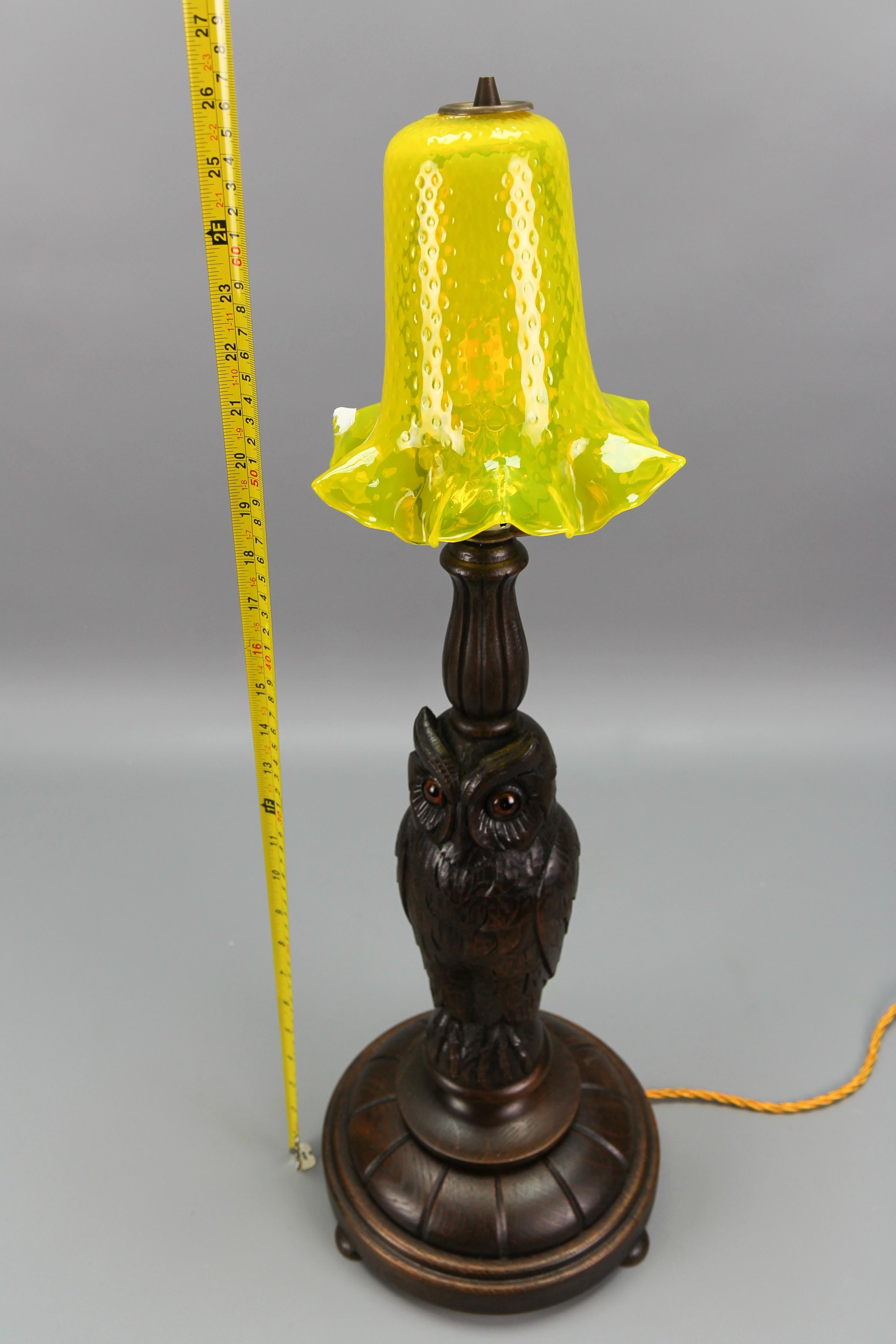 Art Deco Table Lamp with Owl Sculpture and Yellow Glass Lampshade, ca. 1920 For Sale 11