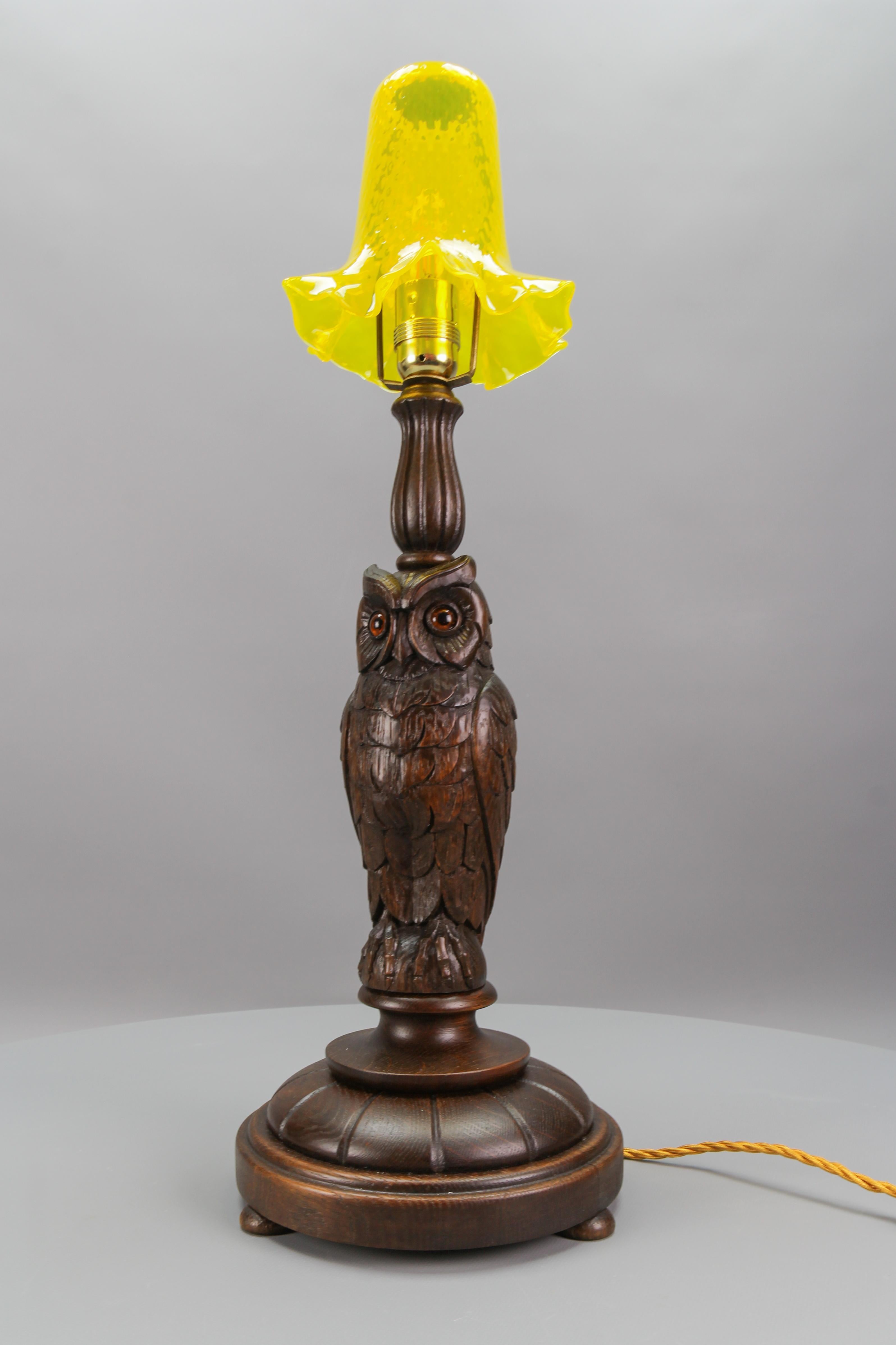 Lampada da tavolo o da scrivania in stile Art Déco con scultura di gufo e paralume in vetro giallo, Germania, 1920 ca.
Questa antica lampada da tavolo o da scrivania di epoca Art Déco è un pezzo straordinario realizzato in legno di quercia