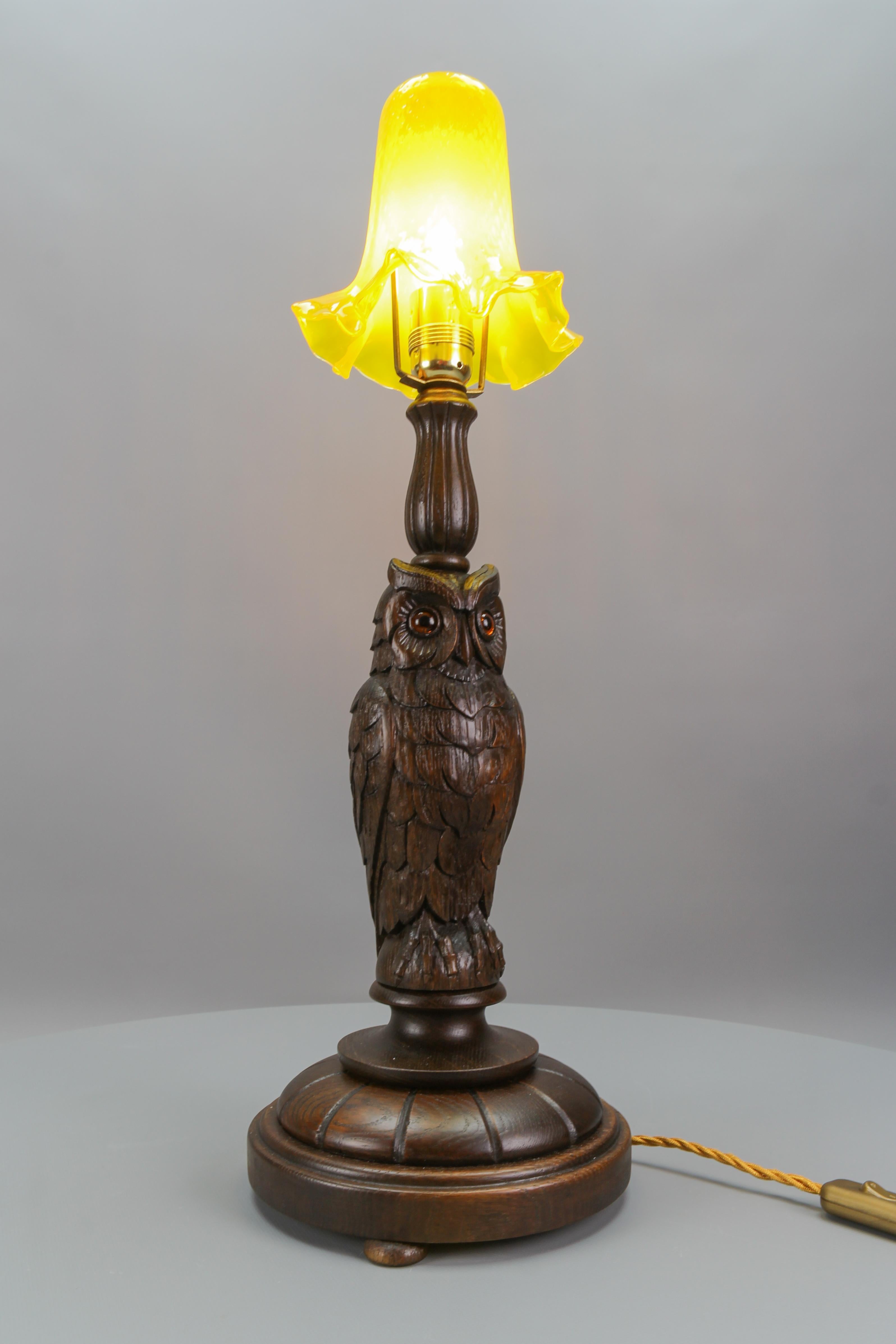Hand-Carved Art Deco Table Lamp with Owl Sculpture and Yellow Glass Lampshade, ca. 1920 For Sale