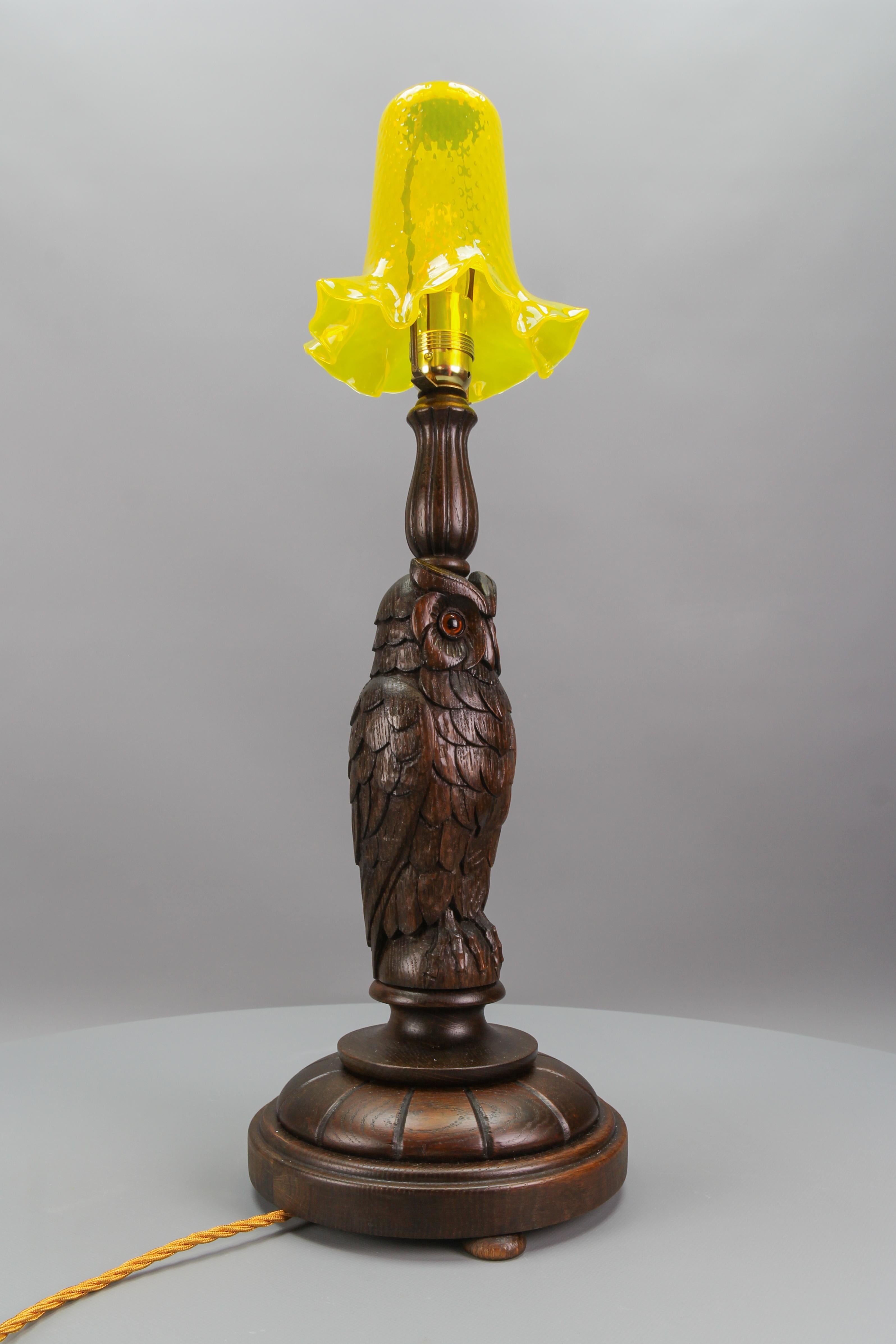 Early 20th Century Art Deco Table Lamp with Owl Sculpture and Yellow Glass Lampshade, ca. 1920 For Sale