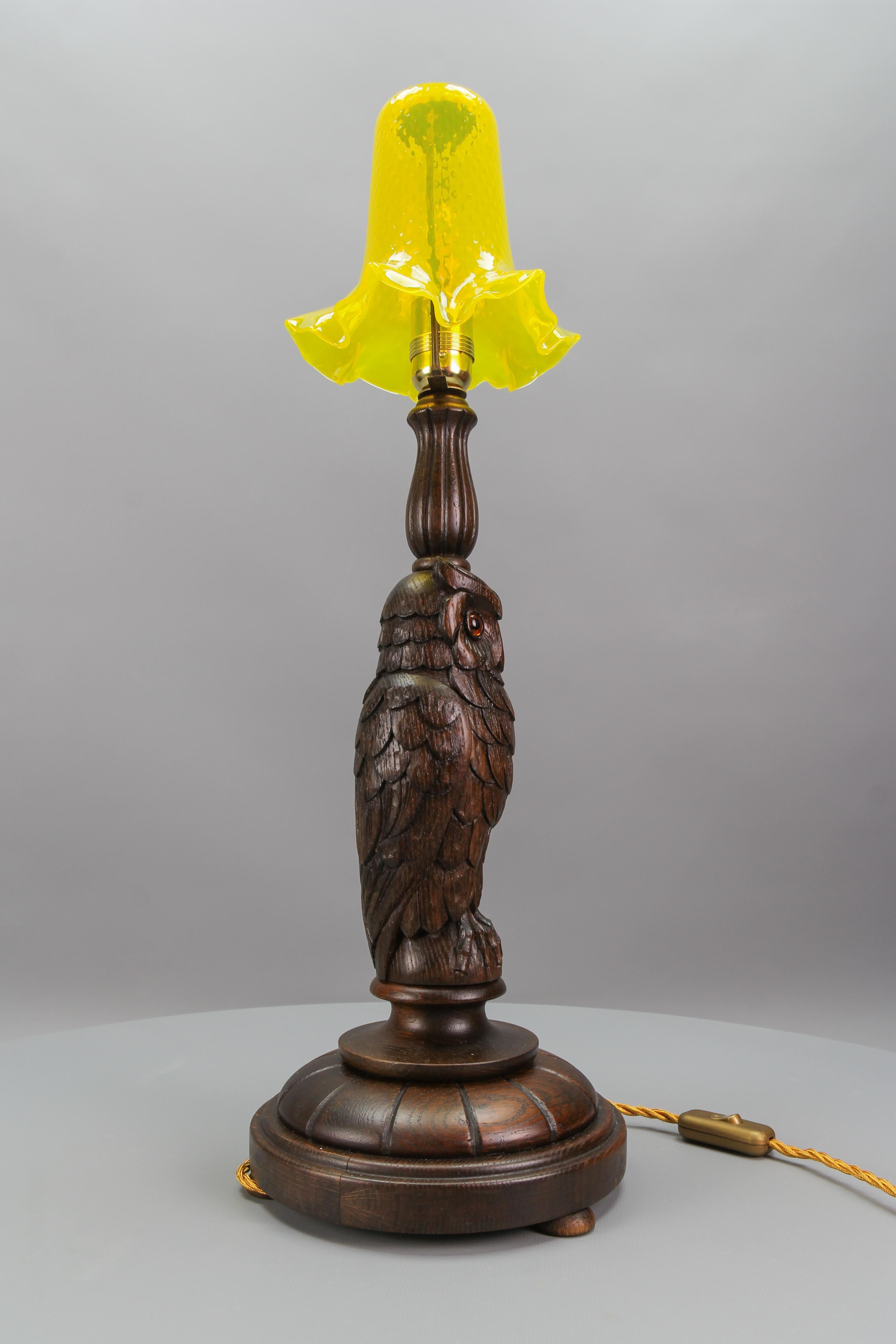 Art Deco Table Lamp with Owl Sculpture and Yellow Glass Lampshade, ca. 1920 For Sale 1