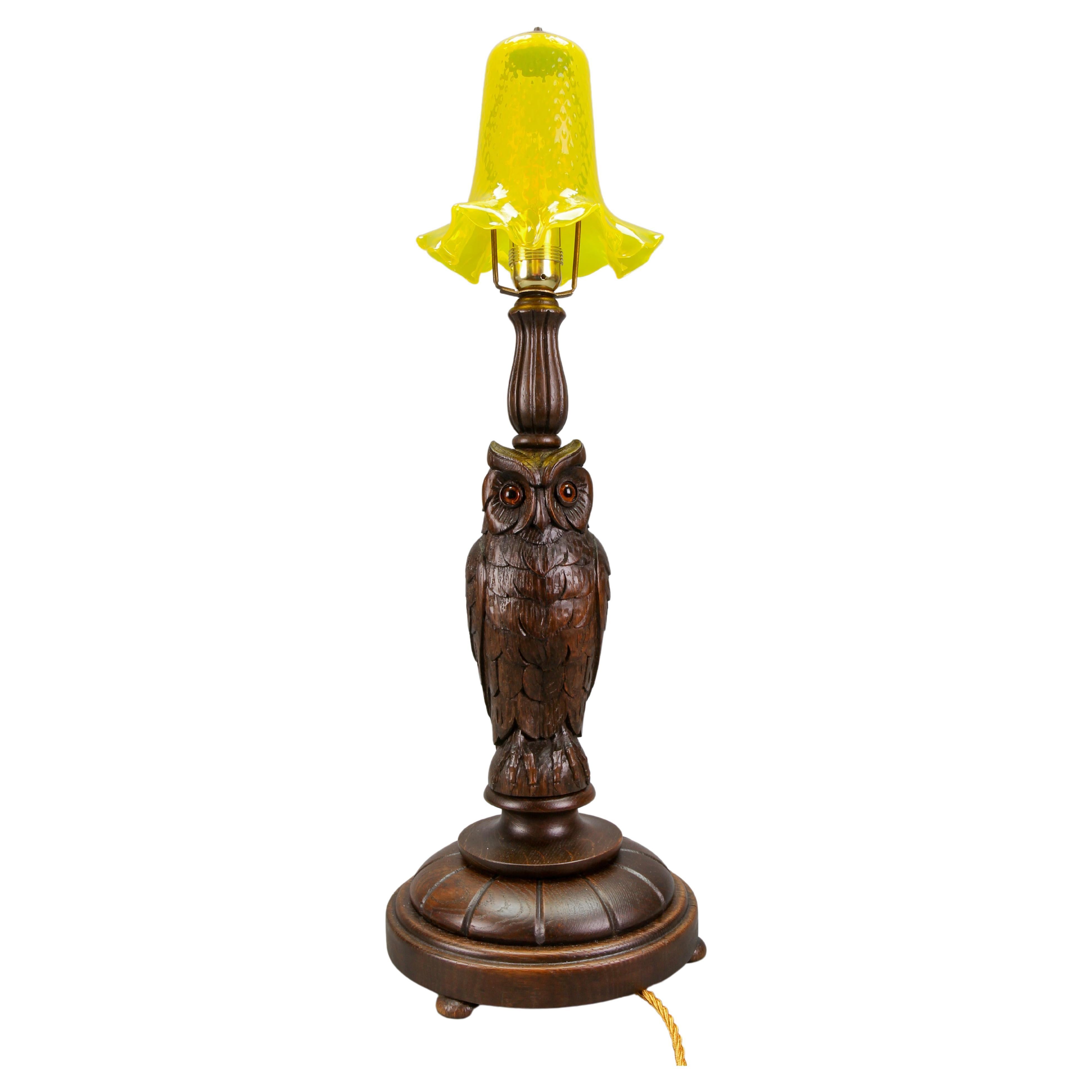 Lampe de bureau Art déco avec sculpture de hibou et abat-jour en verre jaune, vers 1920
