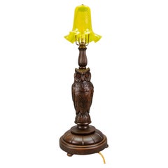 Art-déco-Tischlampe mit Eule-Skulptur und gelbem Glas-Lampenschirm, ca. 1920