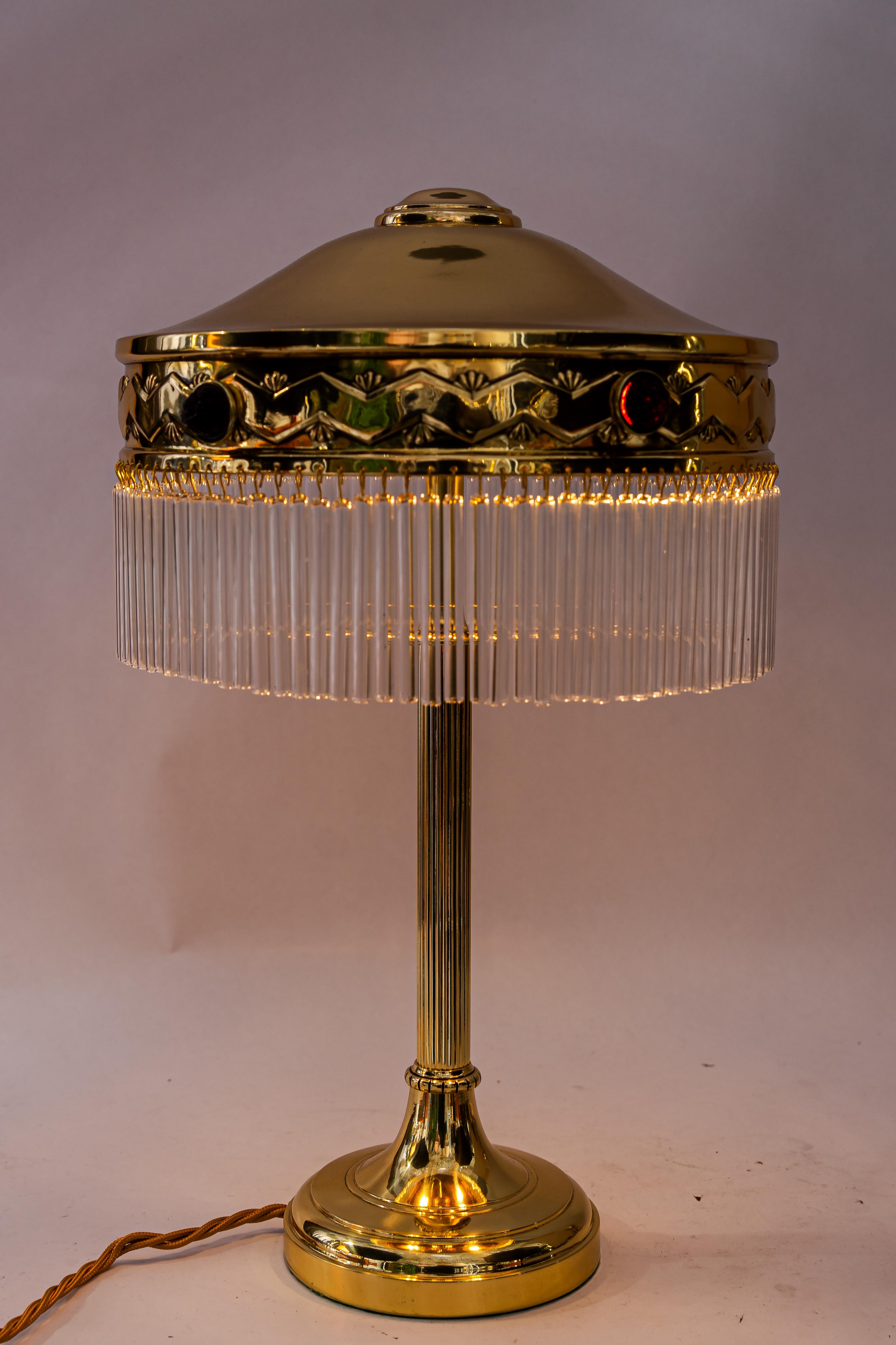 Lampe de table Art déco avec abat-jour en verre opalin rouge et bâtons en verre des années 1920 en vente 3