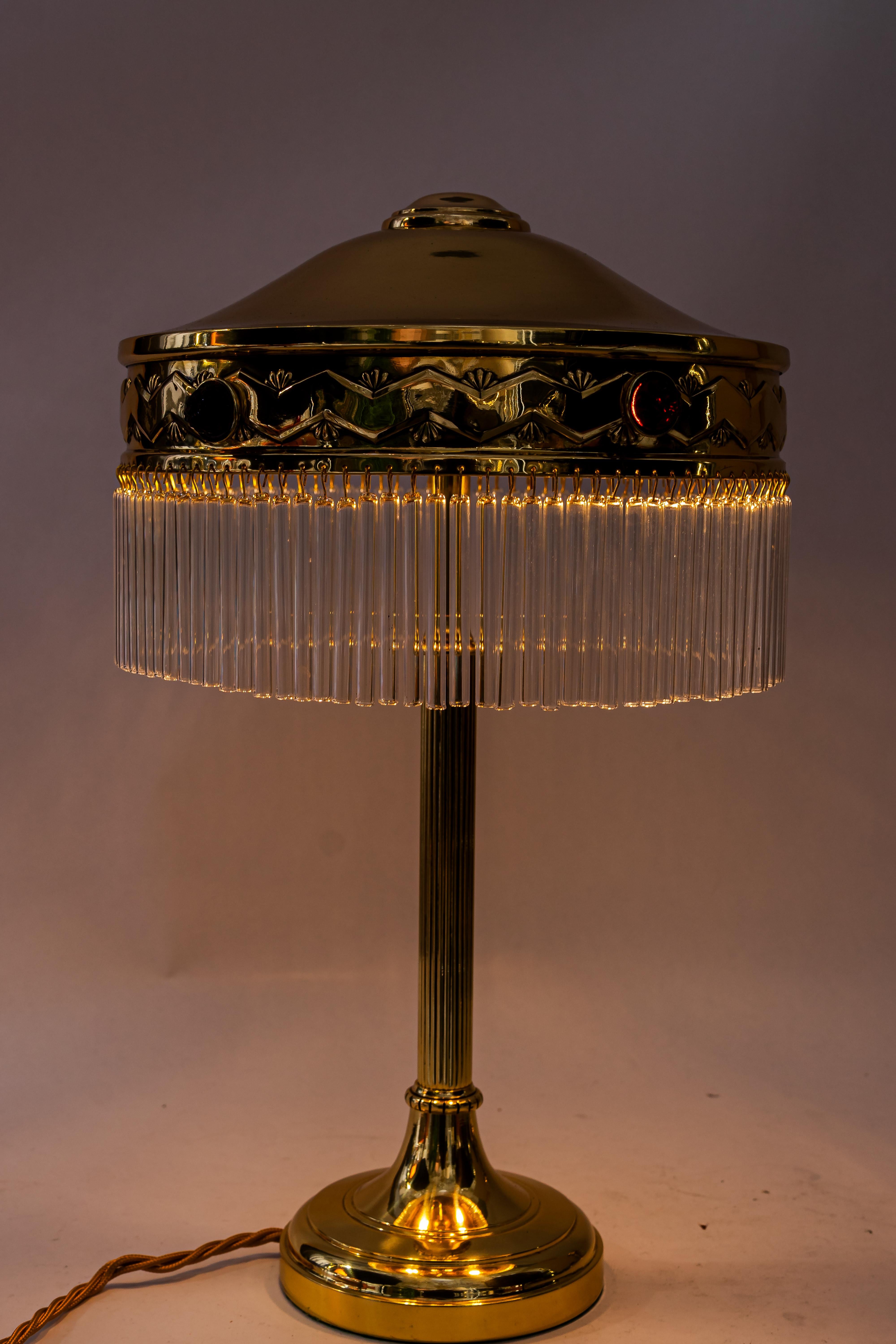 Lampe de table Art déco avec abat-jour en verre opalin rouge et bâtons en verre des années 1920 en vente 4
