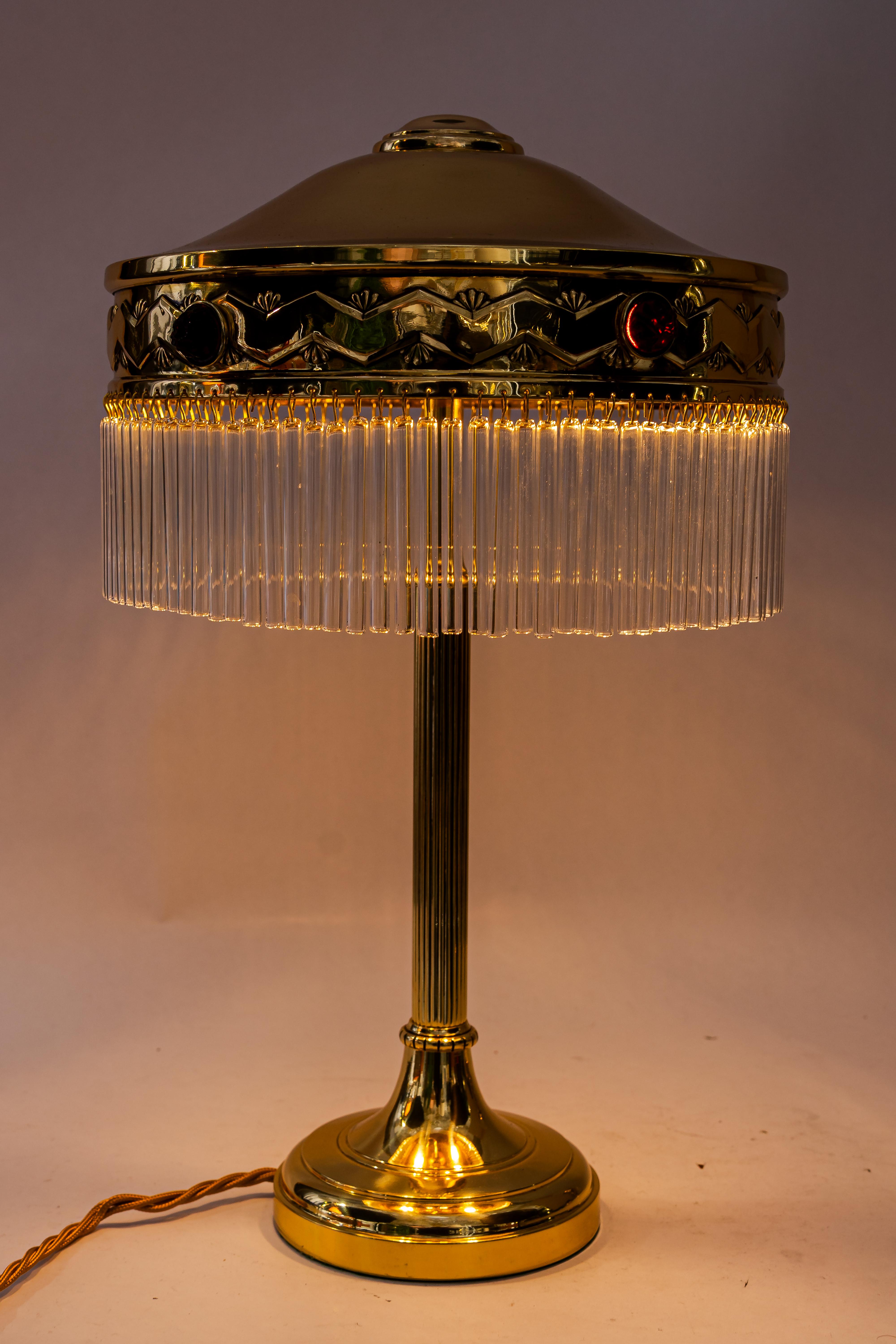 Lampe de table Art déco avec abat-jour en verre opalin rouge et bâtons en verre des années 1920 en vente 5