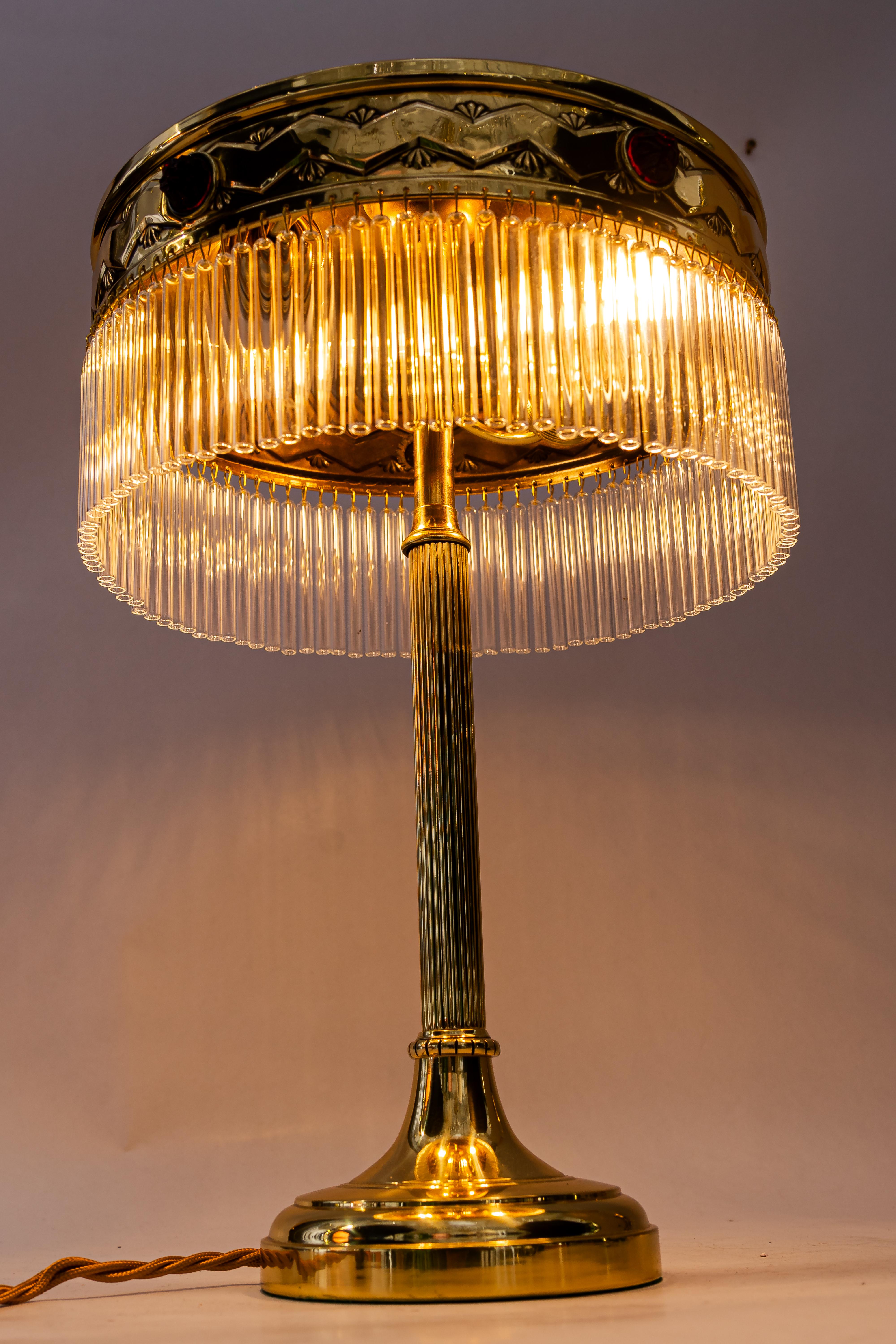 Lampe de table Art déco avec abat-jour en verre opalin rouge et bâtons en verre des années 1920 en vente 6