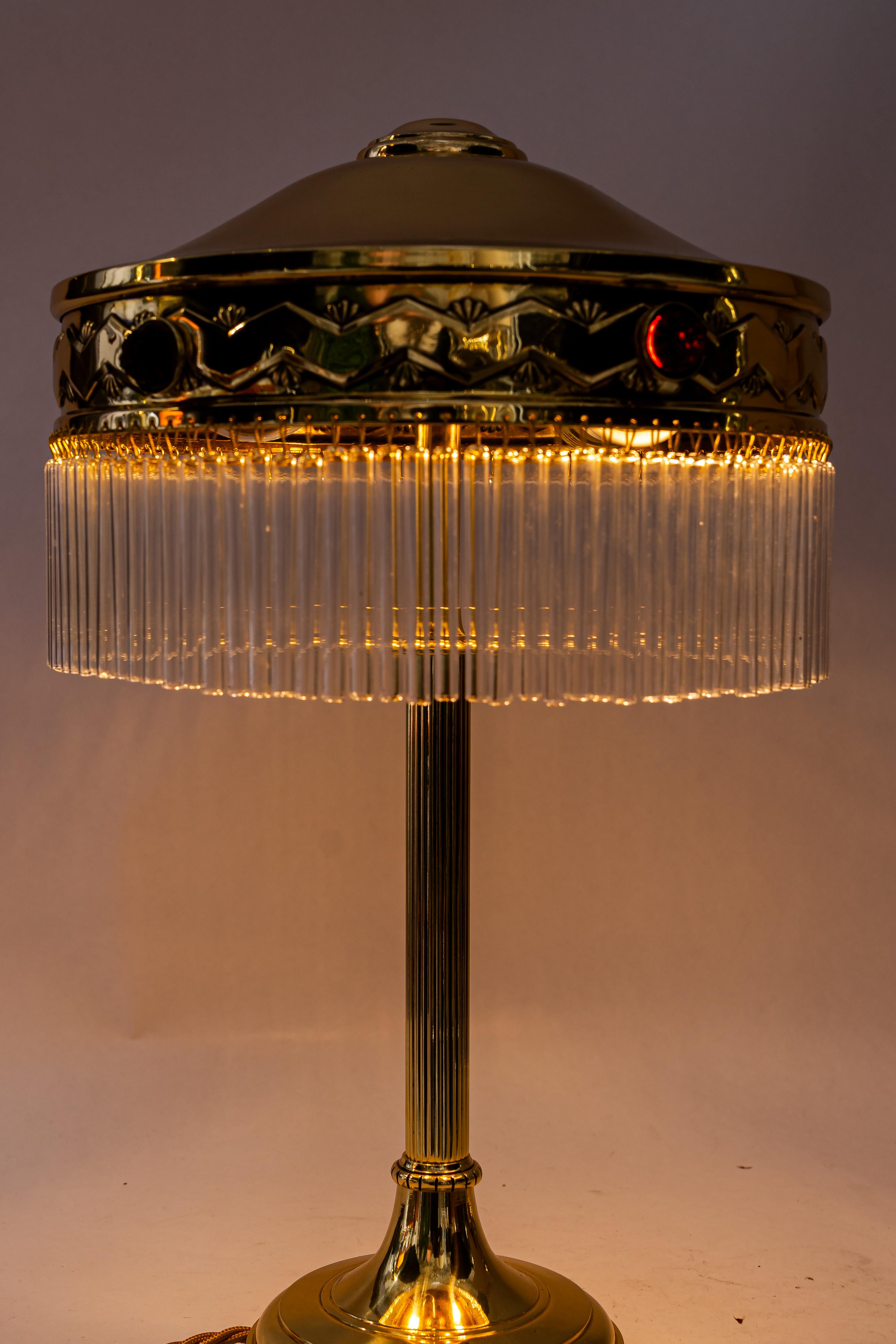Lampe de table Art déco avec abat-jour en verre opalin rouge et bâtons en verre des années 1920 en vente 7