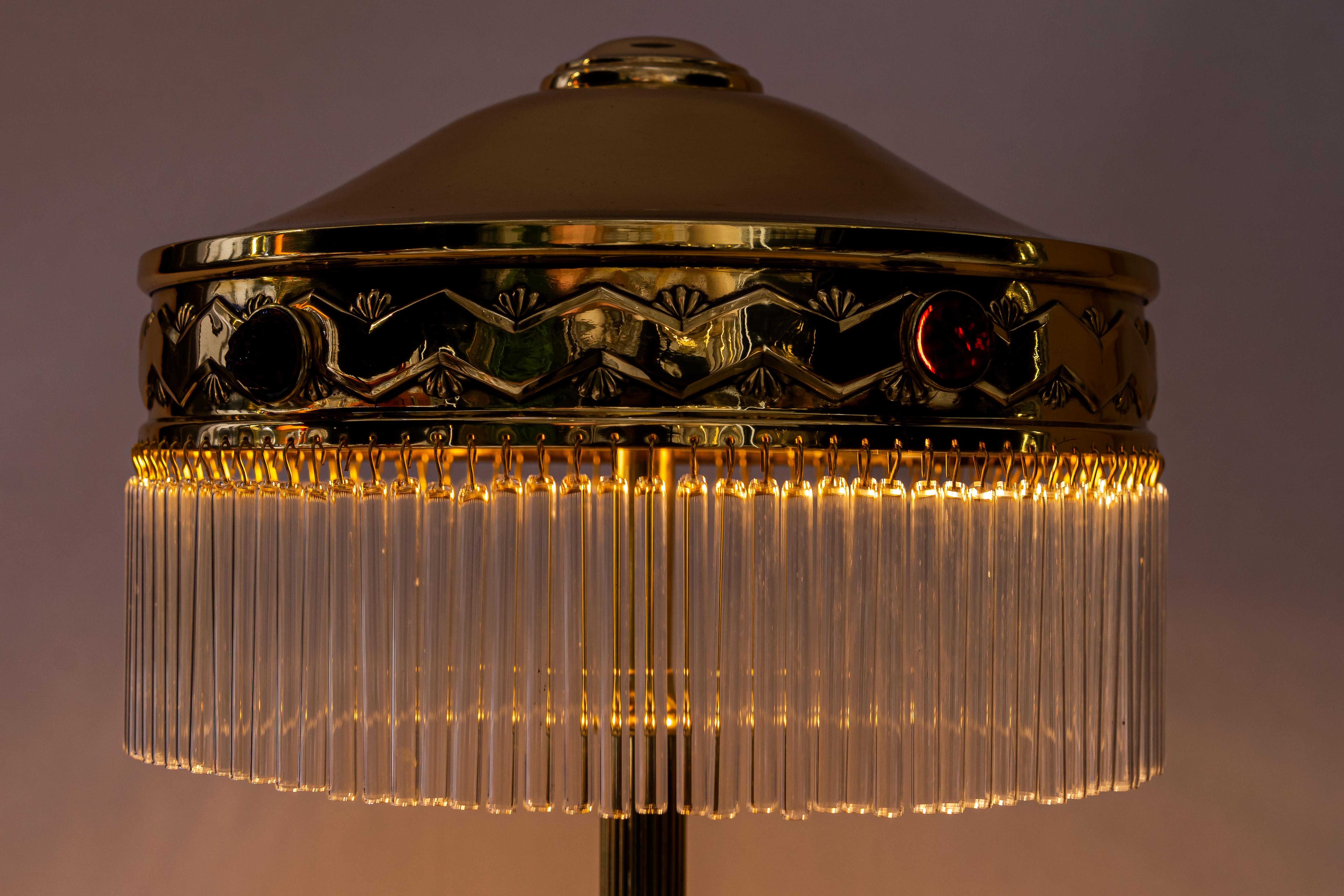 Lampe de table Art déco avec abat-jour en verre opalin rouge et bâtons en verre des années 1920 en vente 8
