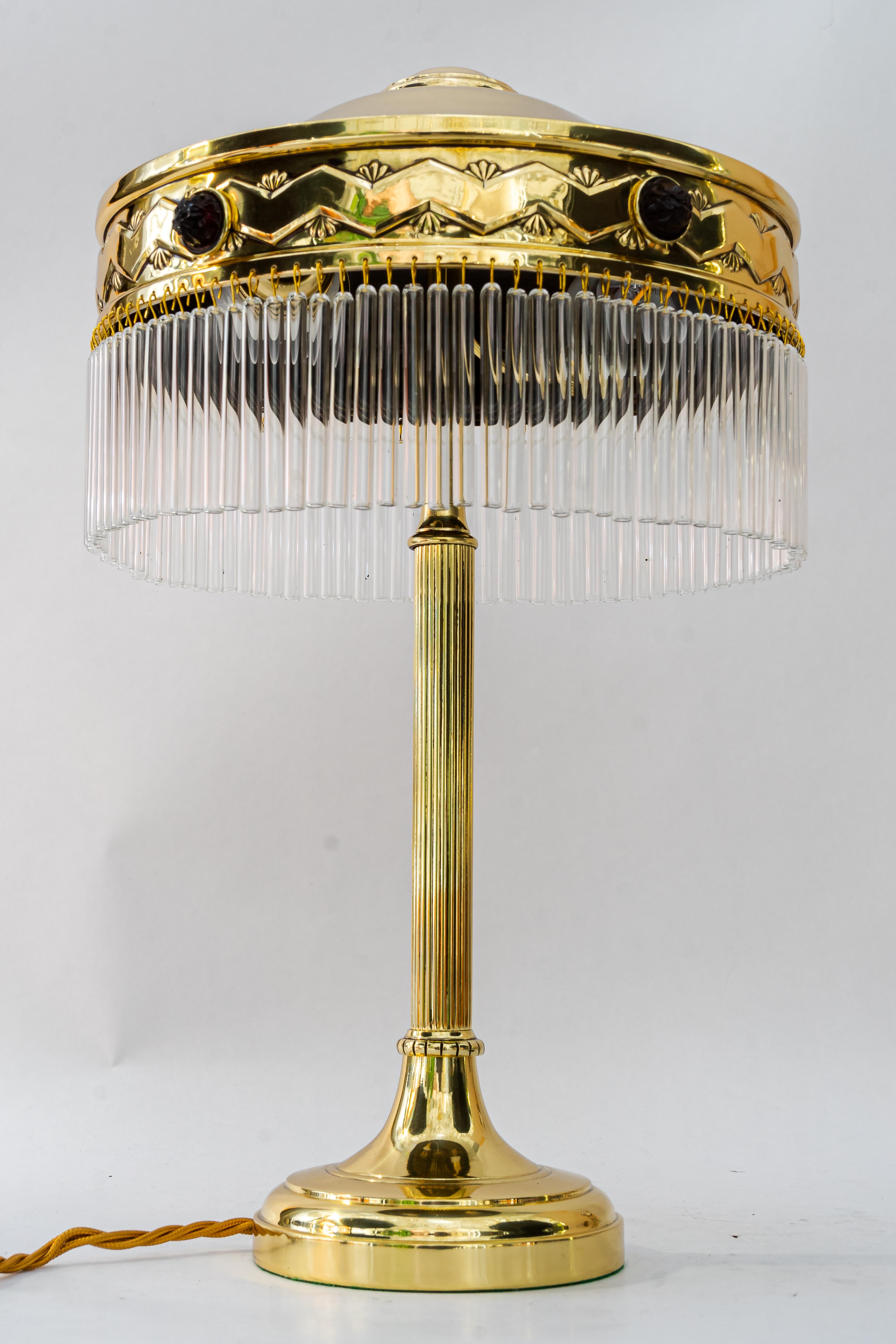 Autrichien Lampe de table Art déco avec abat-jour en verre opalin rouge et bâtons en verre des années 1920 en vente