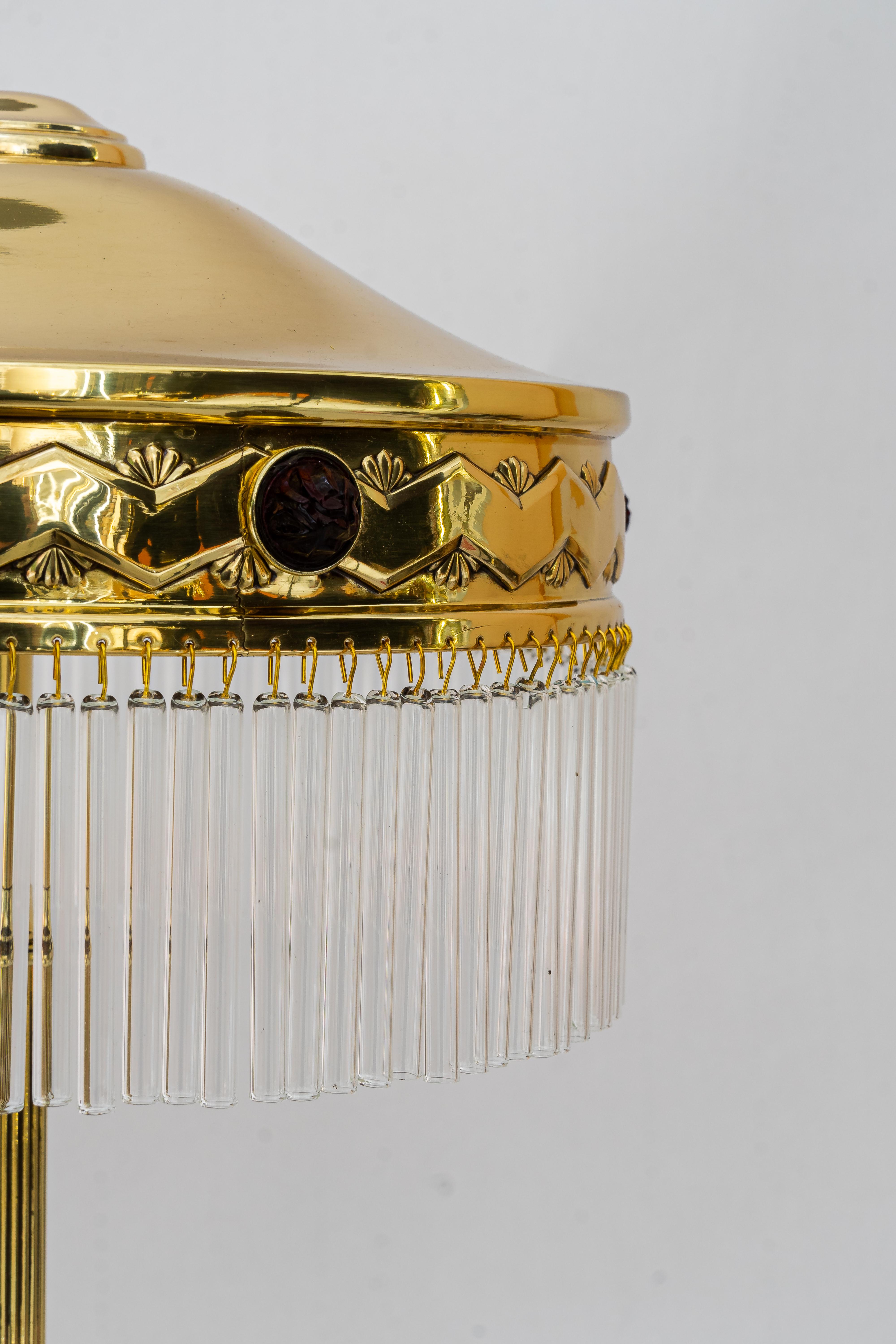 Poli Lampe de table Art déco avec abat-jour en verre opalin rouge et bâtons en verre des années 1920 en vente