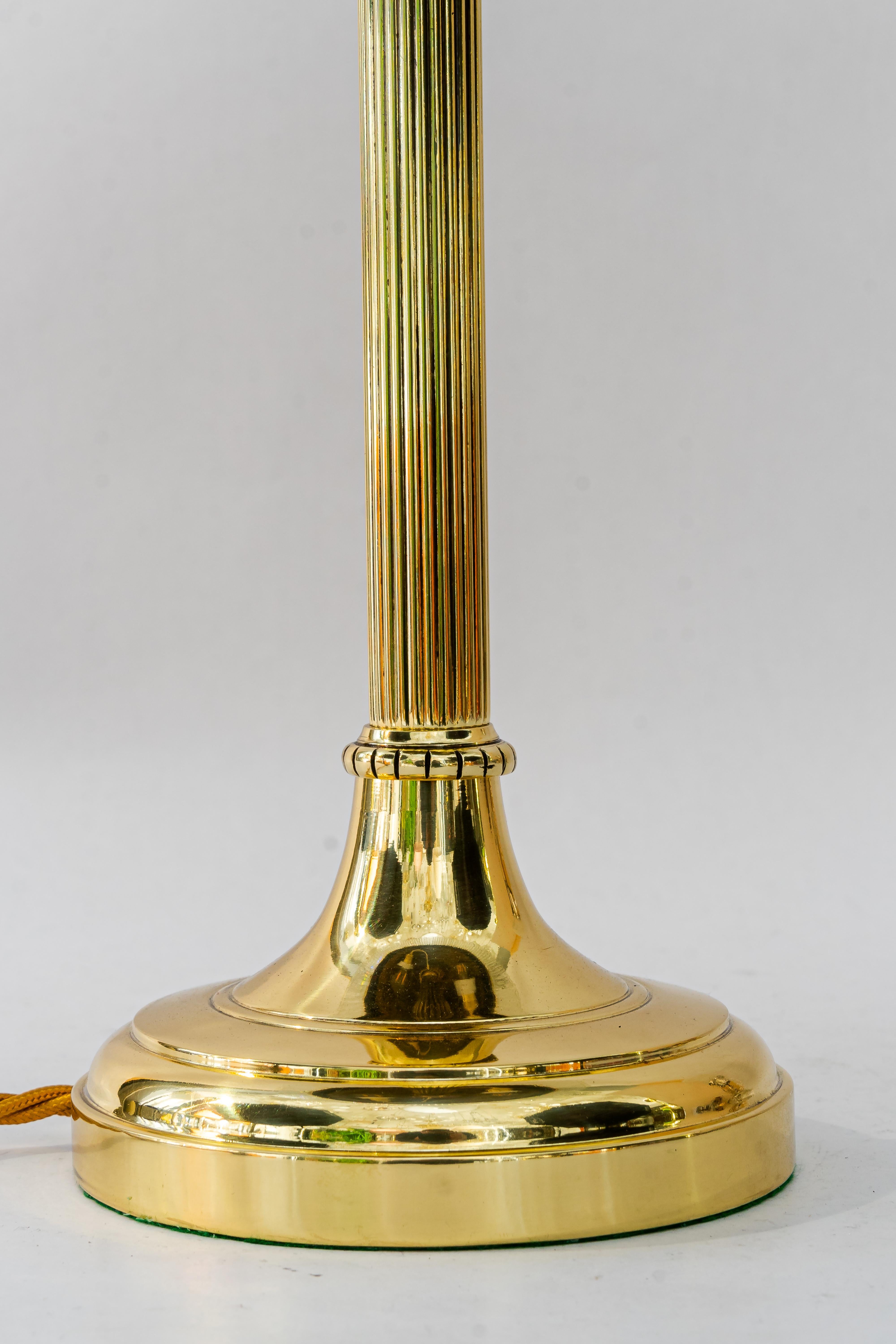 Début du 20ème siècle Lampe de table Art déco avec abat-jour en verre opalin rouge et bâtons en verre des années 1920 en vente