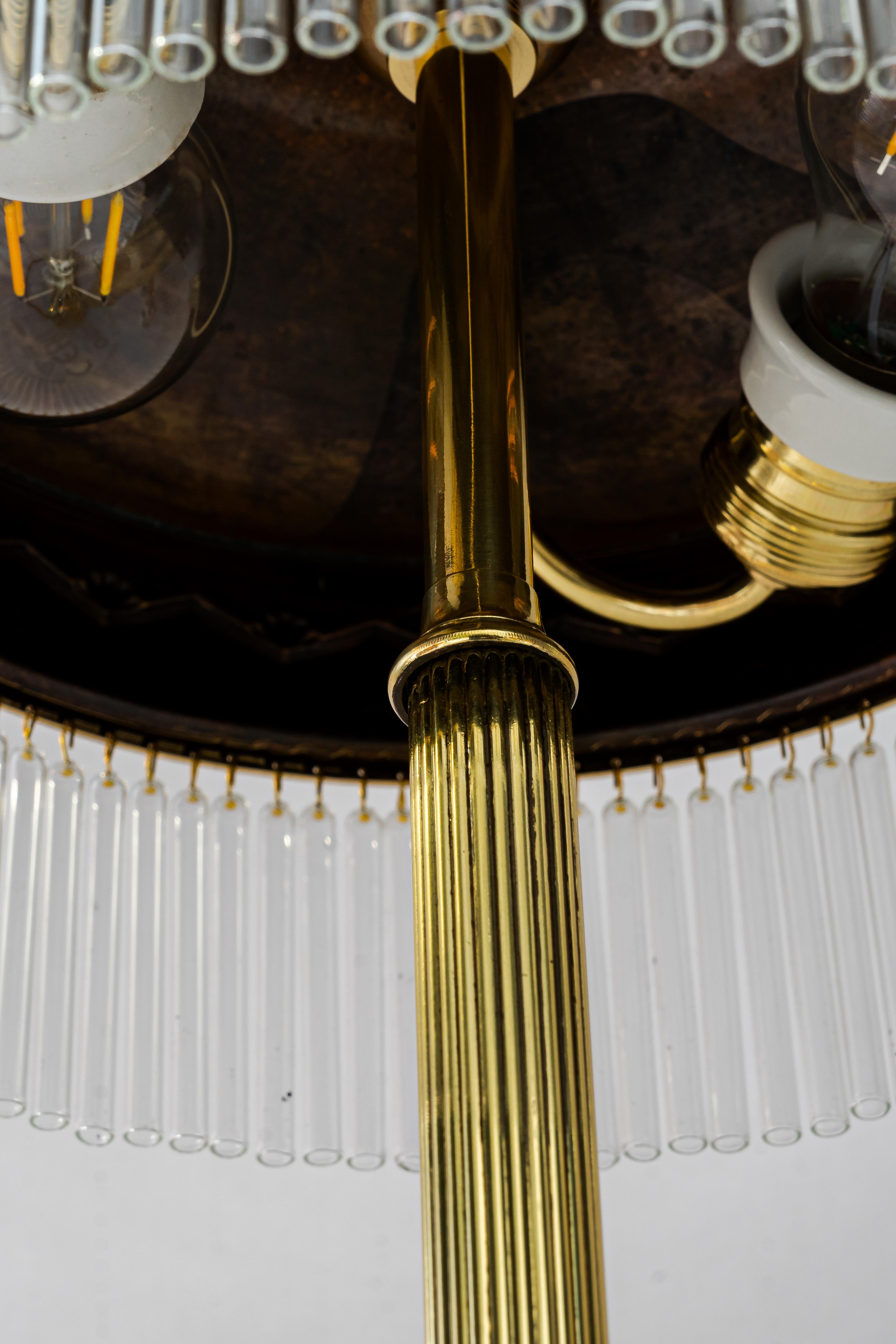 Laiton Lampe de table Art déco avec abat-jour en verre opalin rouge et bâtons en verre des années 1920 en vente