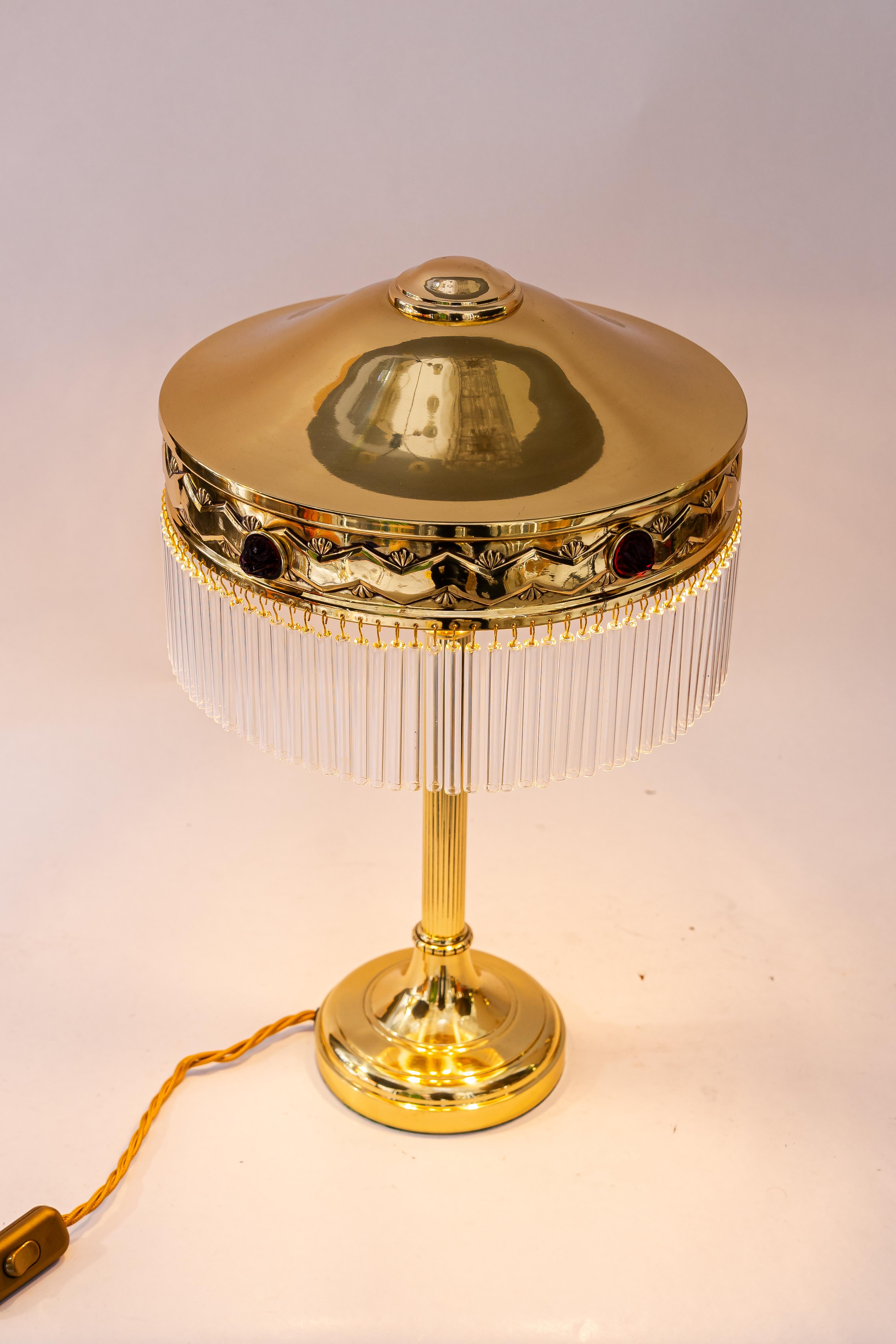 Lampe de table Art déco avec abat-jour en verre opalin rouge et bâtons en verre des années 1920 en vente 2