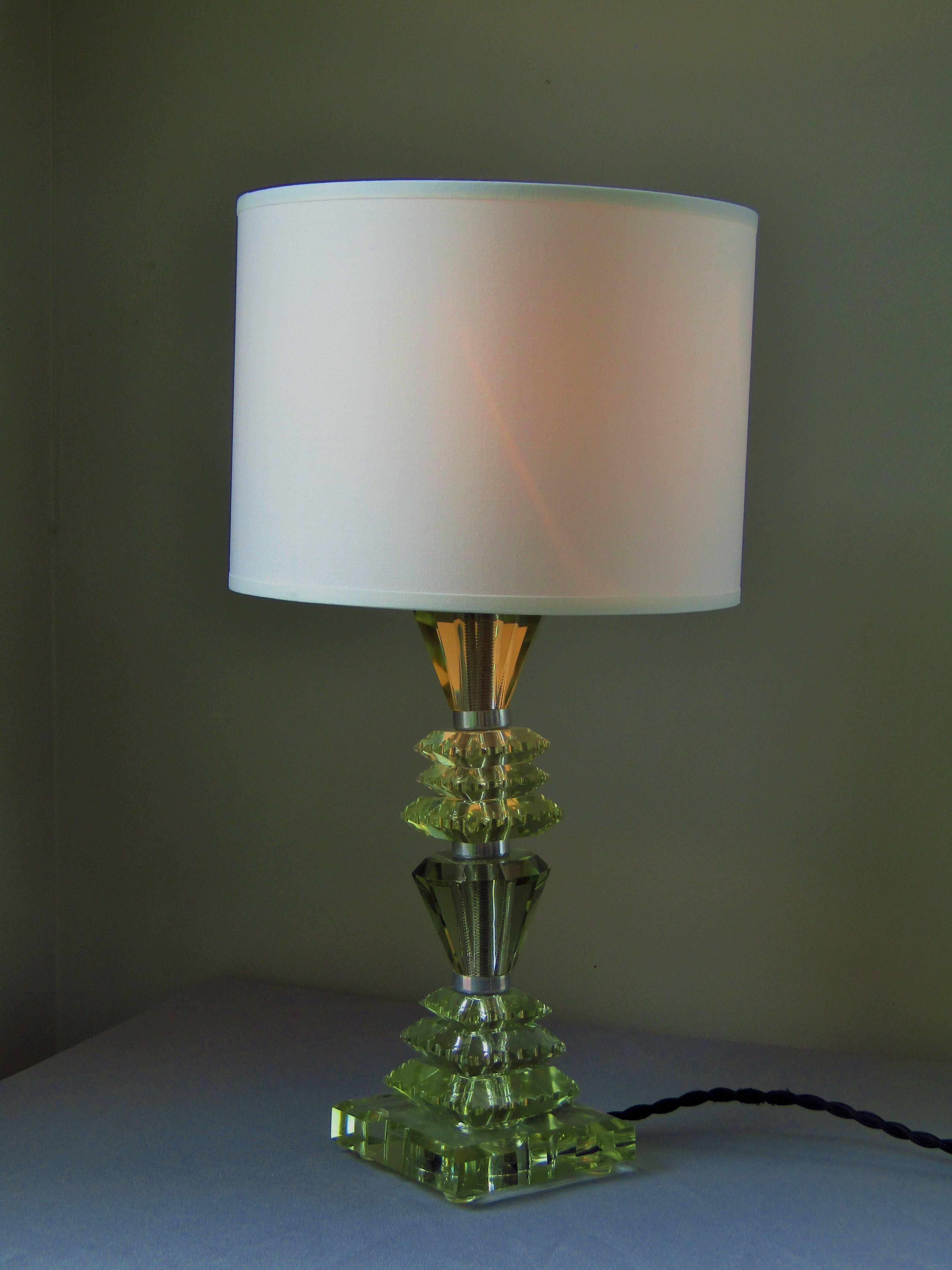 Art Deco Table Lamp, cut christal glass by Saint Gobain. France 1935. good vintage condition. rewired, new shade.
