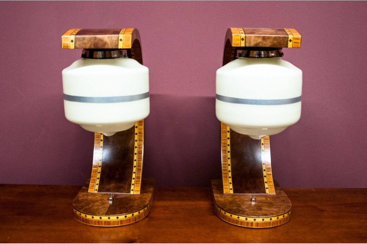 A pair of Art Deco table lamps
Origin : Western Europe
Year: 1940
Material: walnut base and glass shade
After renovation and replacement of electrical components (E27 bulb)
Dimensions: height 38 cm / width 26 cm / depth 16 cm
