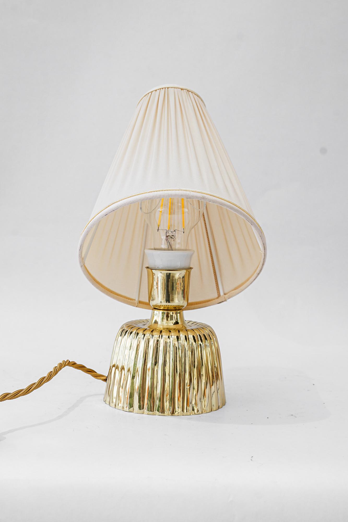 Art deco tischlampen mit stoffschirmen wien um 1920er
Messing poliert und emailliert
Die Stoffschirme werden ersetzt ( neu )
wir haben insgesamt 3 Stück dieses Modells, die nicht in diesem Angebot enthalten sind
