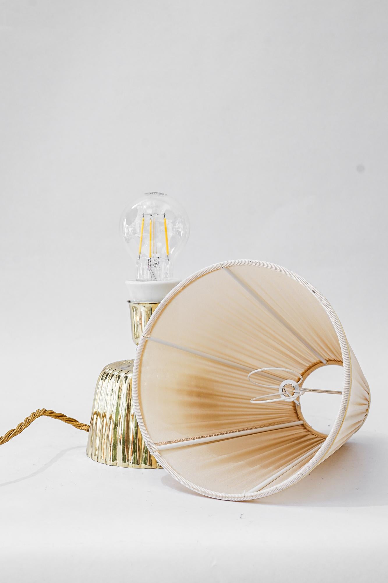 Art deco tischlampen mit stoffschirmen wien um 1920er (Lackiert) im Angebot