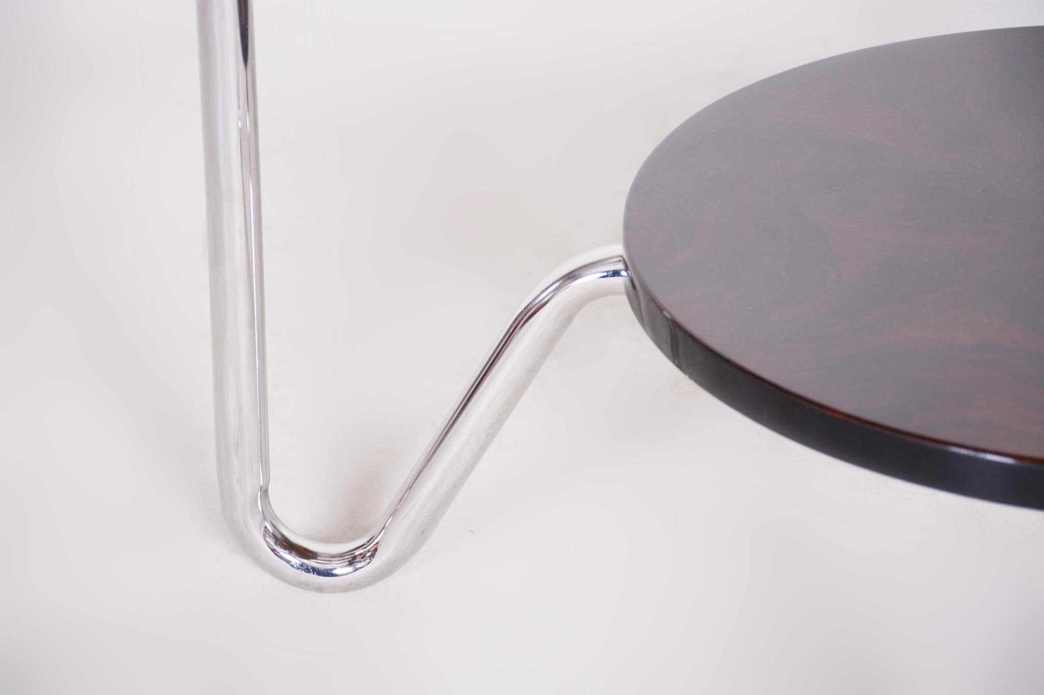 Mesa Art Déco fabricada en los años 50 en Chequia con madera de nogal. Hecho por Kovona Bauhaus en venta
