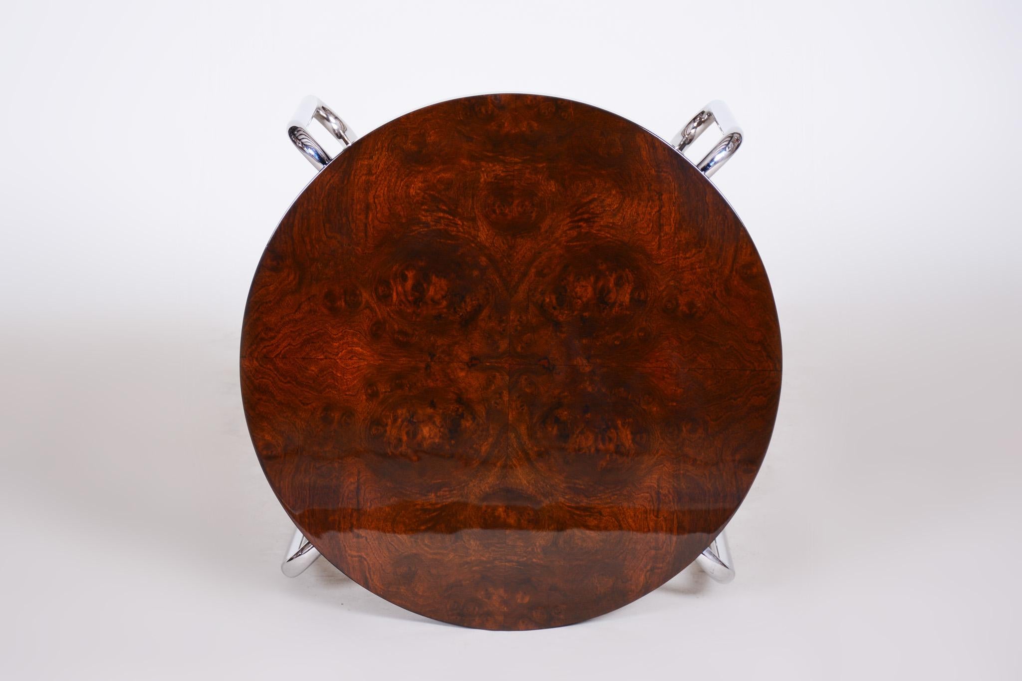 Mesa Art Déco fabricada en los años 50 en Chequia con madera de nogal. Hecho por Kovona en Bueno estado para la venta en Brandys nad Labem, Středočeský kraj