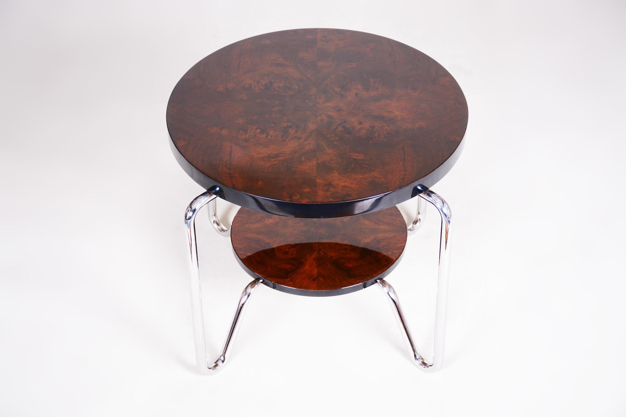 Mesa Art Déco fabricada en los años 50 en Chequia con madera de nogal. Hecho por Kovona Acero en venta
