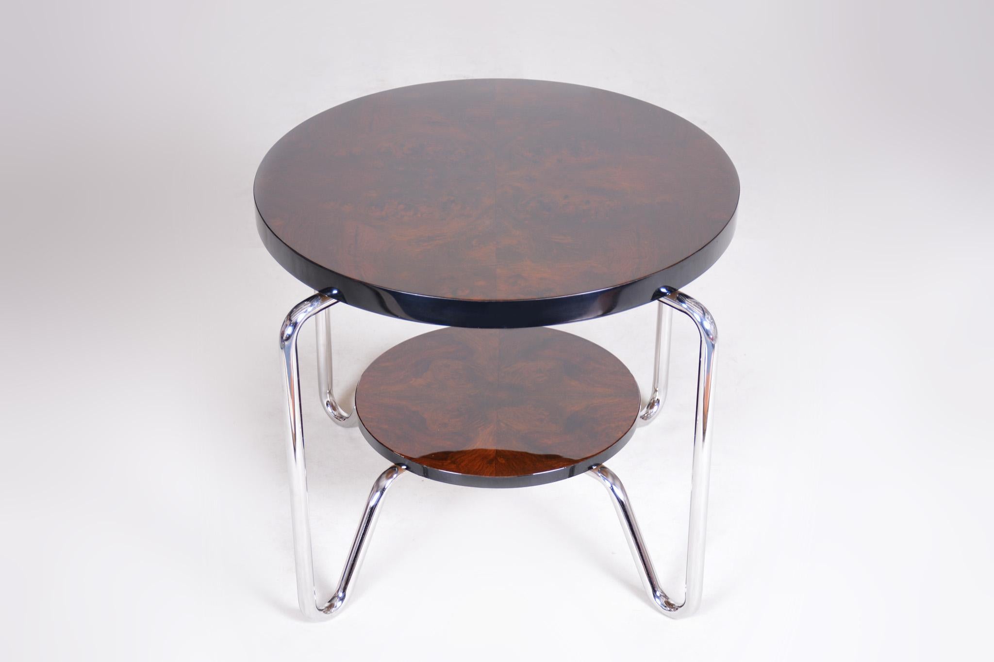 Mesa Art Déco fabricada en los años 50 en Chequia con madera de nogal. Hecho por Kovona en venta 1