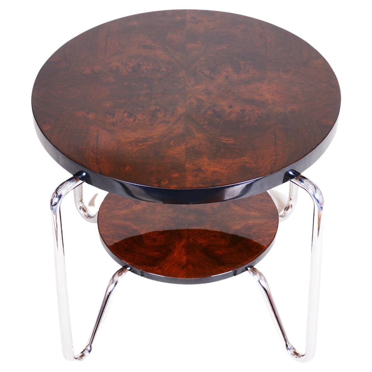 Mesa Art Déco fabricada en los años 50 en Chequia con madera de nogal. Hecho por Kovona