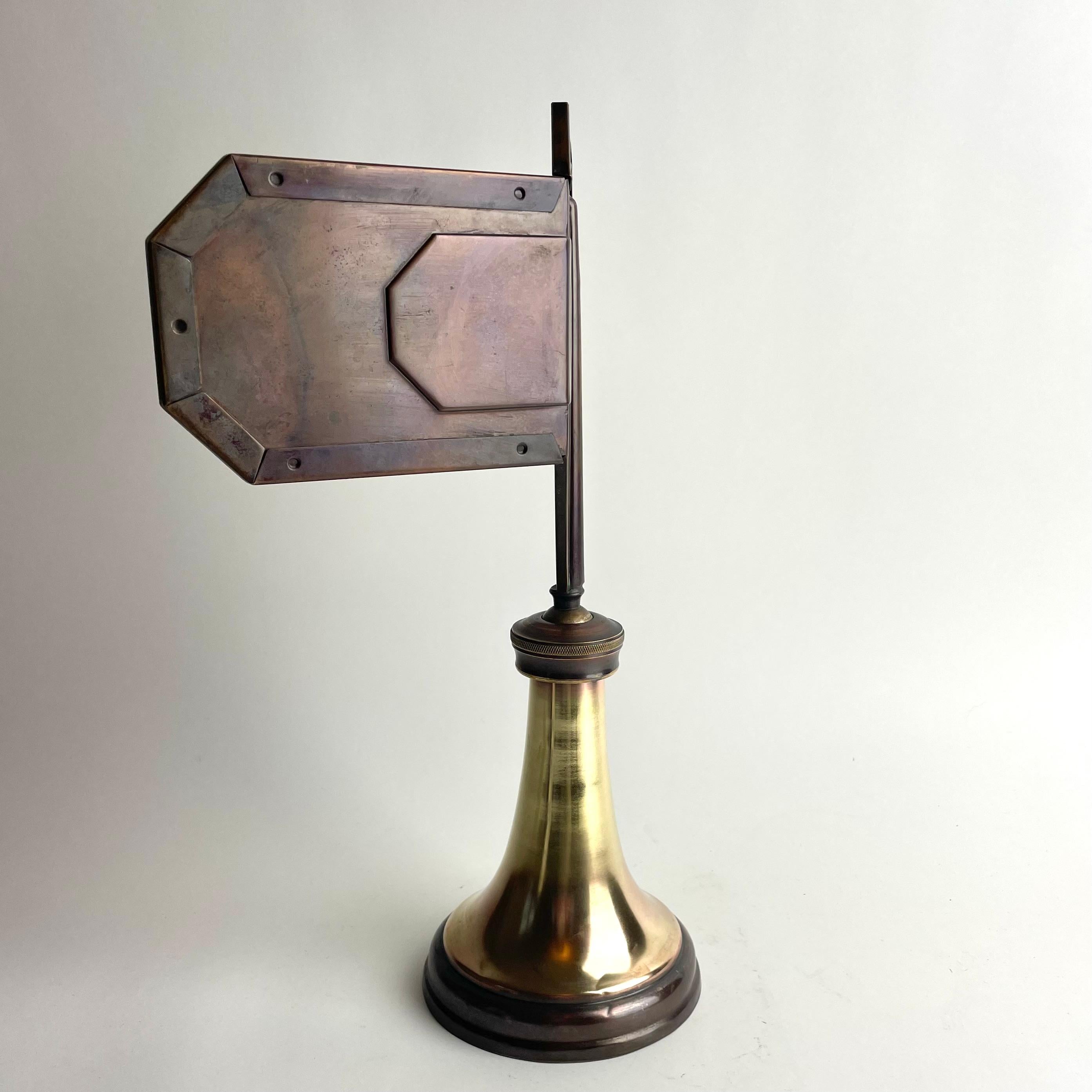 Art Deco Mirror de table en laiton poli et patiné, vers 1920 en vente 2