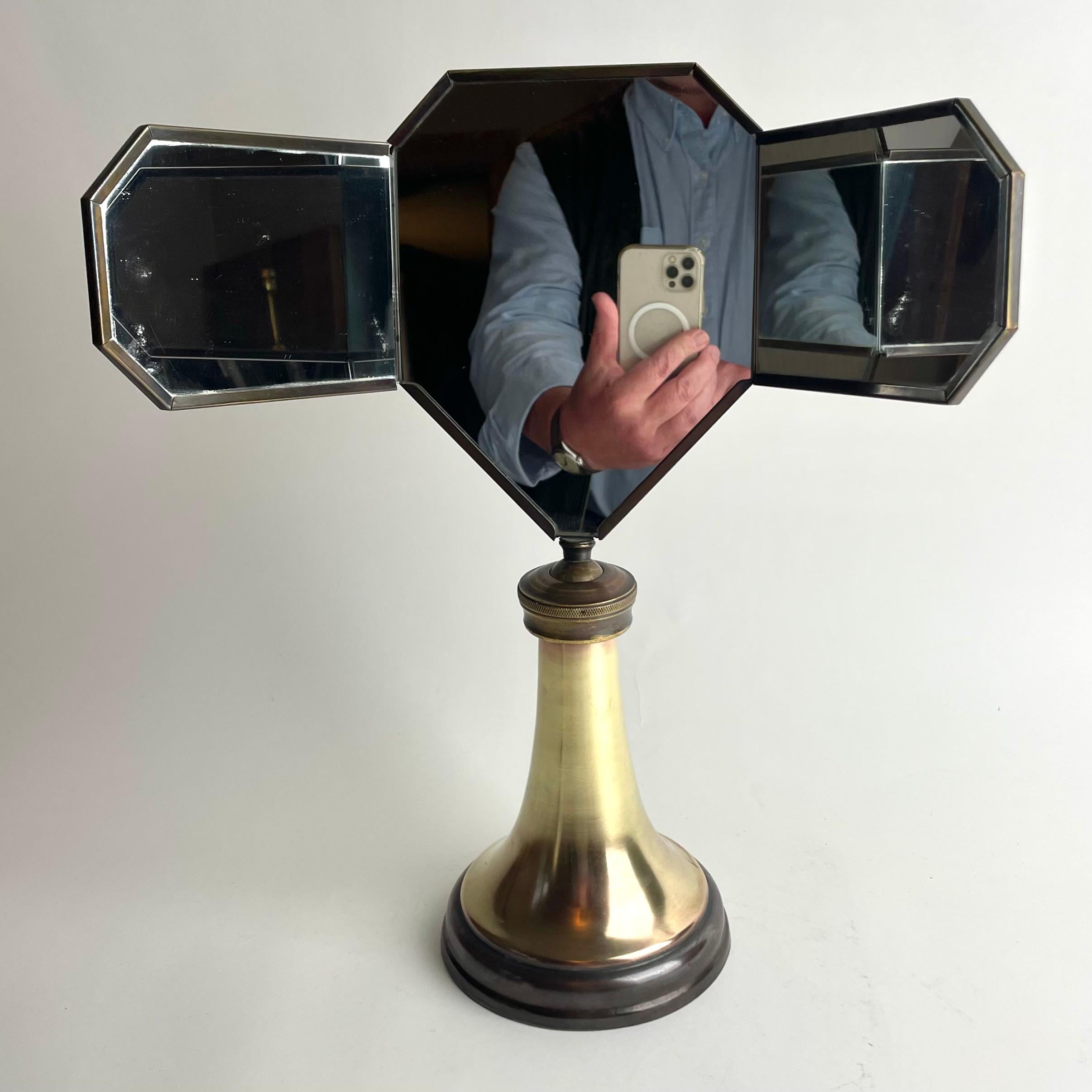
Art Deco Mirror de table en laiton poli et patiné, vers 1920

Un miroir de table Art déco remarquable et inhabituel en laiton poli et patiné foncé, probablement fabriqué à l'origine pour un opticien. La forme sculpturale avec sa base en trompette