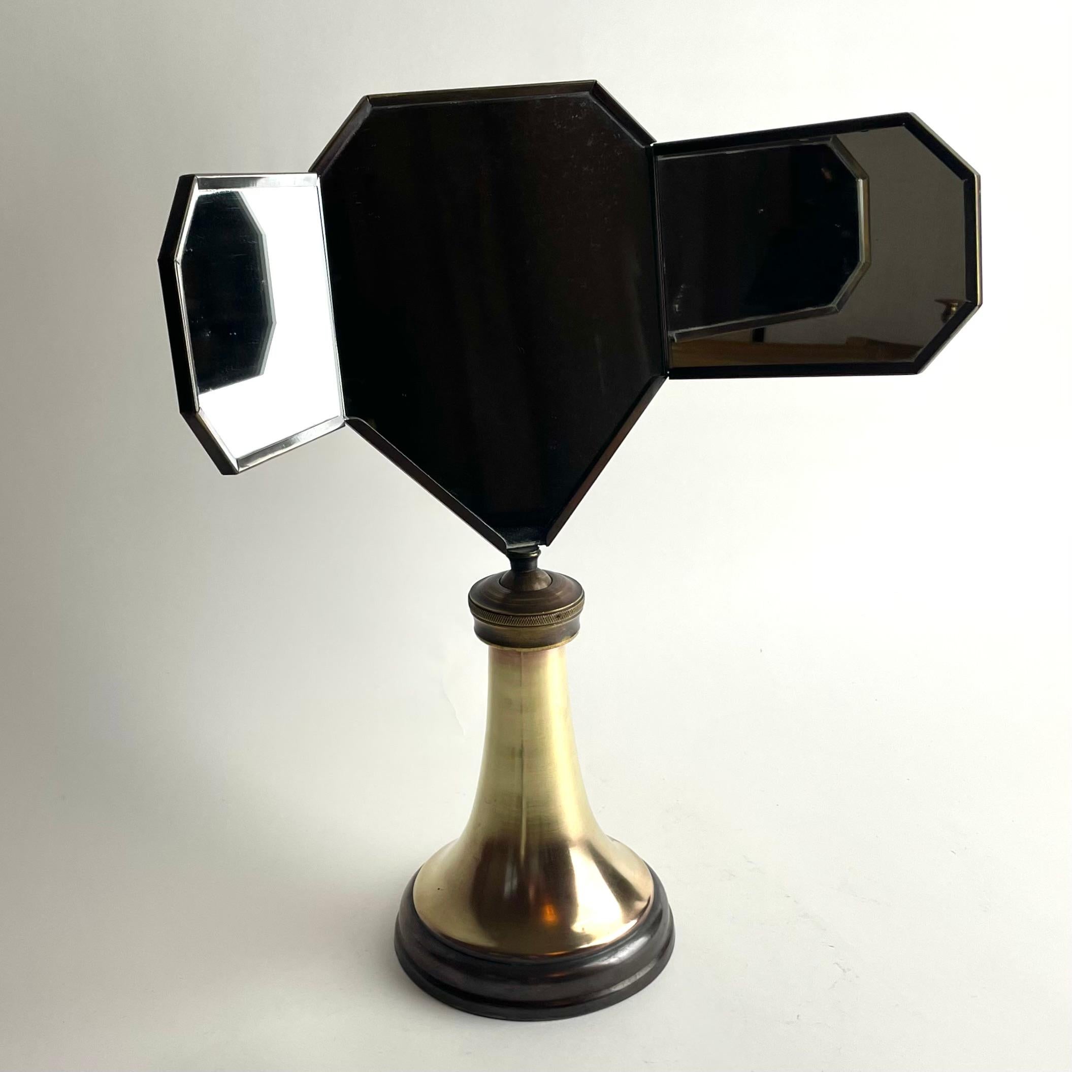 Art déco Art Deco Mirror de table en laiton poli et patiné, vers 1920 en vente