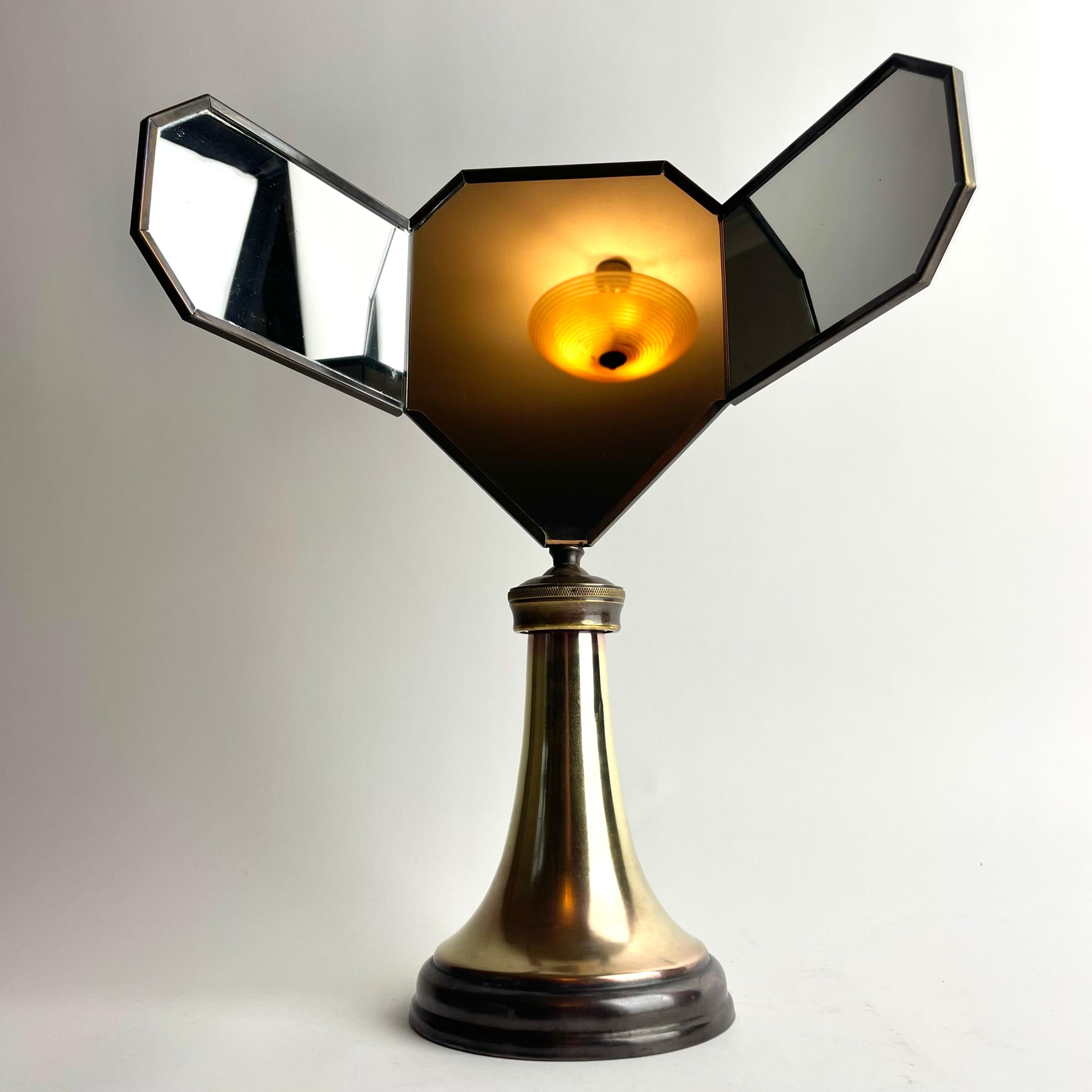 Européen Art Deco Mirror de table en laiton poli et patiné, vers 1920 en vente