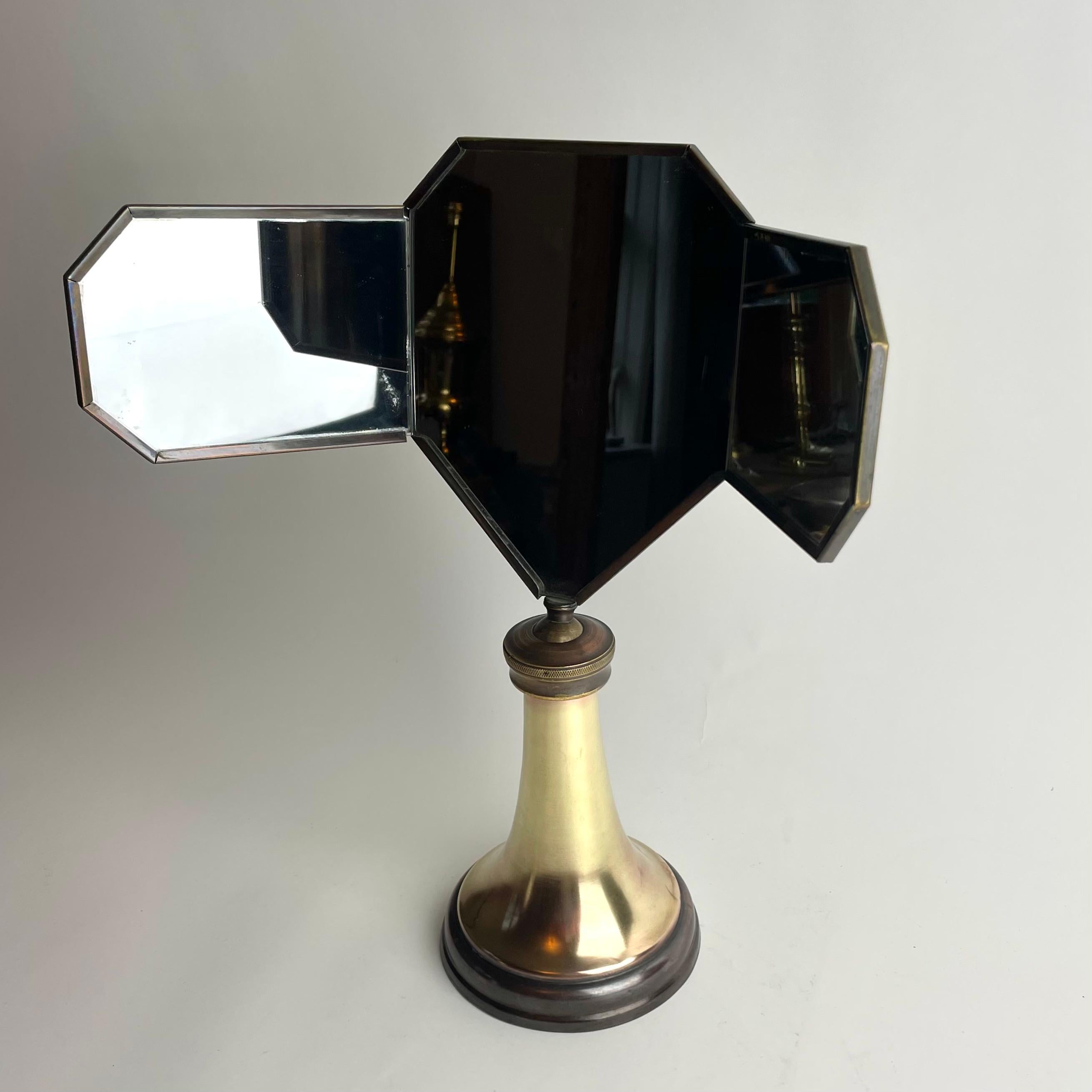 Patiné Art Deco Mirror de table en laiton poli et patiné, vers 1920 en vente